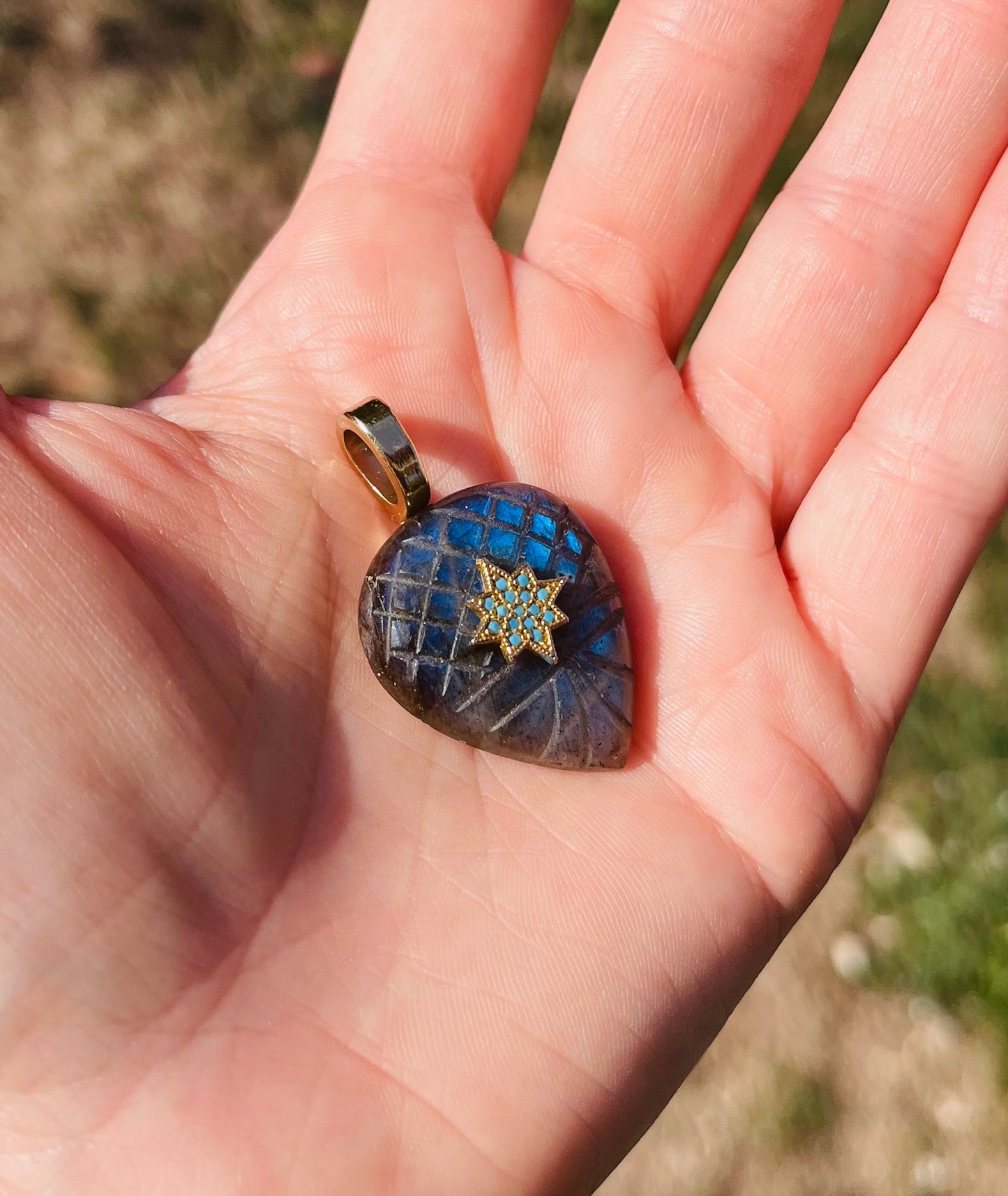 Pendentif Labradorite bleue gravée