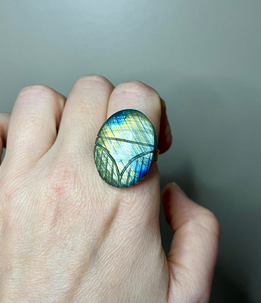 Bague amulette scarabée Labradorite