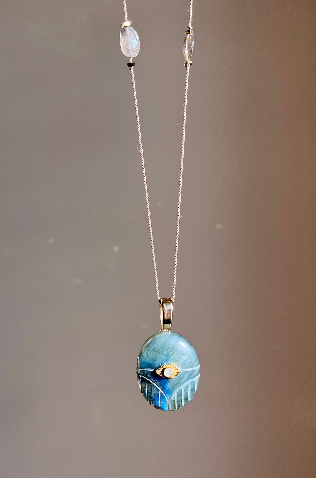Sautoir amulette scarabée Labradorite