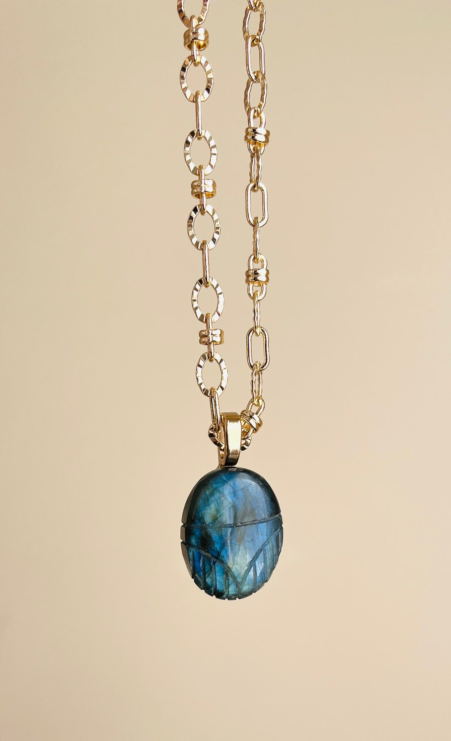 Collier talisman scarabée Labradorite
