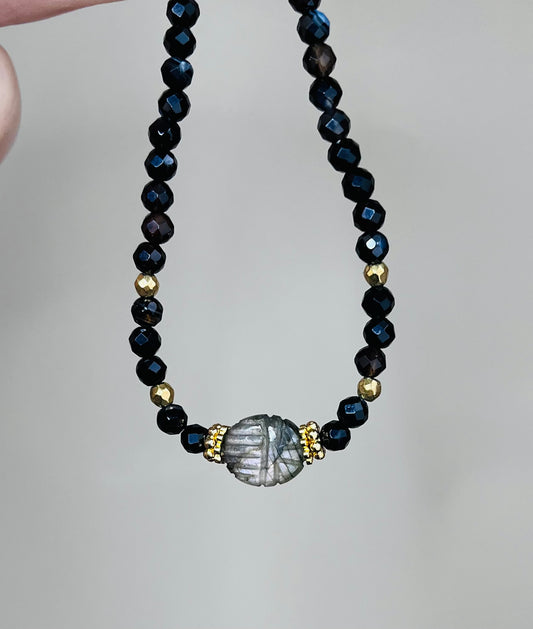 Bracelet amulette scarabée Labradorite et Onyx noir