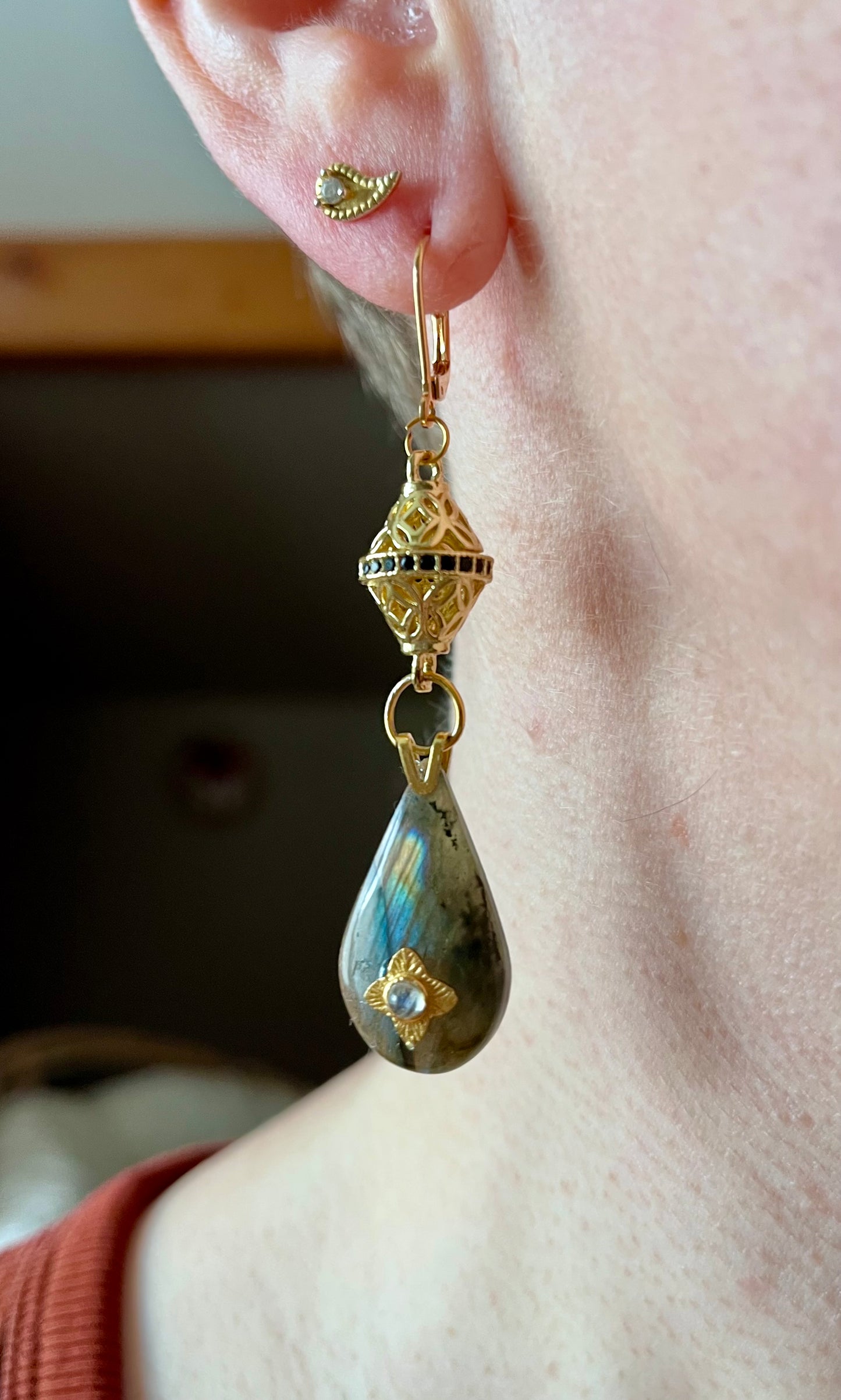 Mono boucle amulette goutte Labradorite