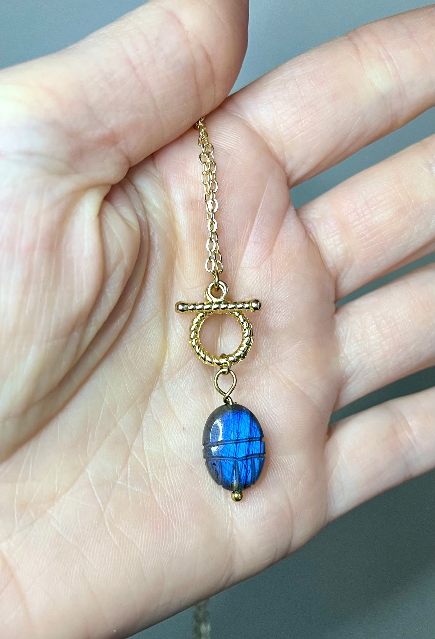 Collier amulette scarabée Labradorite protectrice