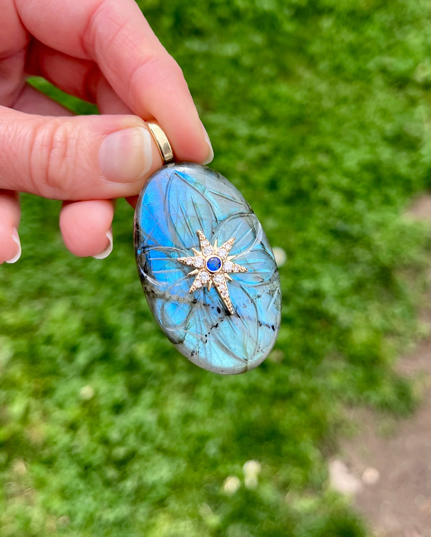 Pendentif talisman Labradorite bleue gravée