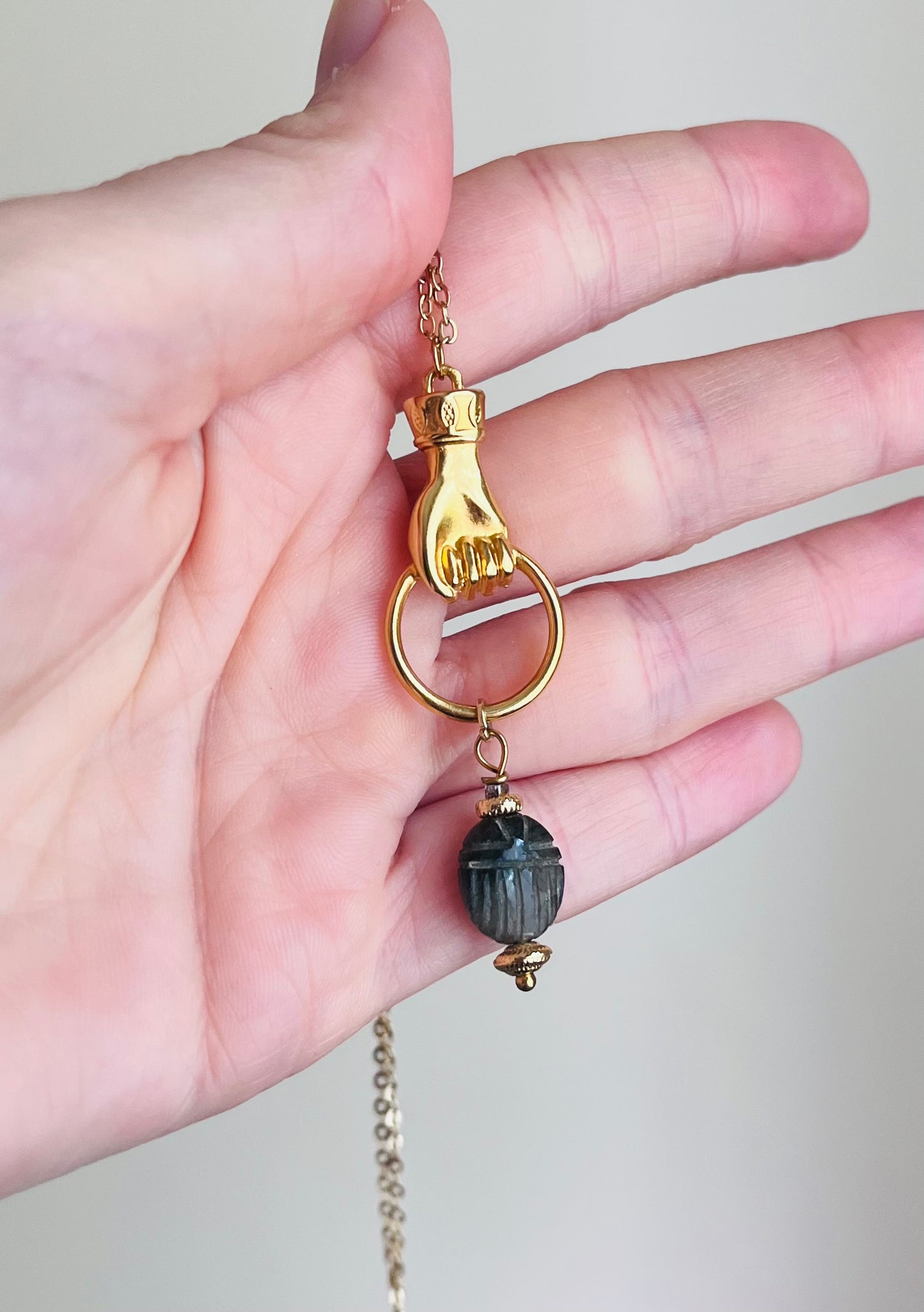 Collier sautoir amulette scarabée Labradorite