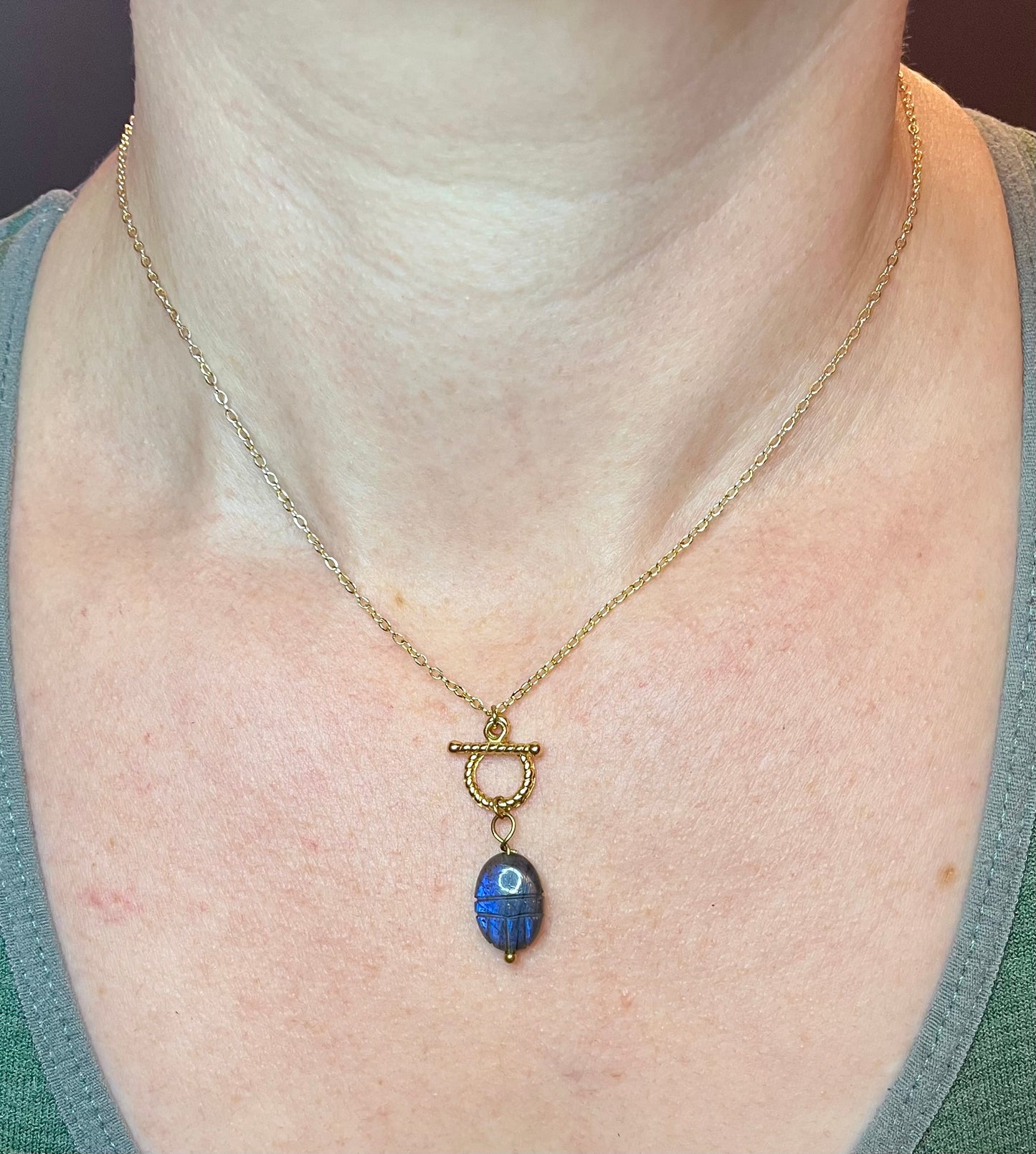 Collier amulette scarabée Labradorite protectrice