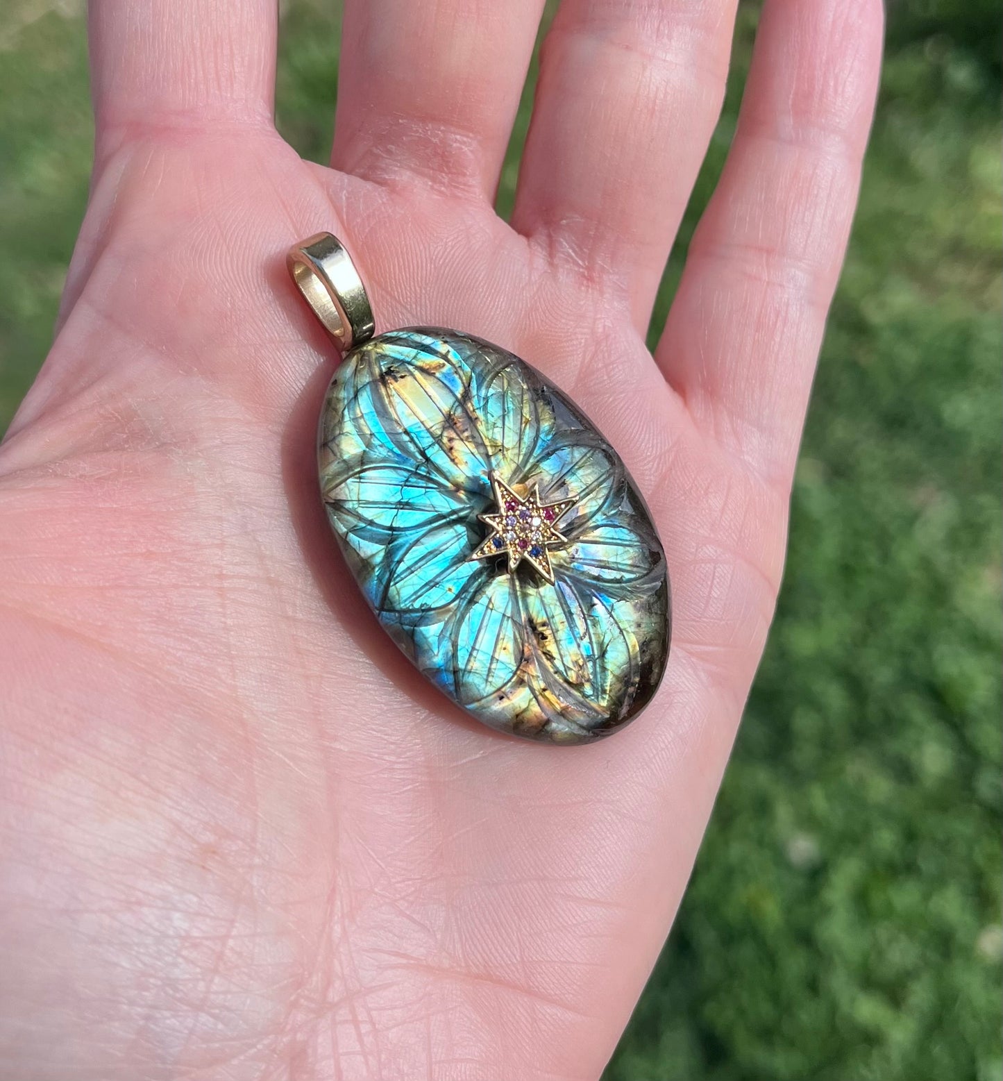 Pendentif talisman Labradorite bleue gravée
