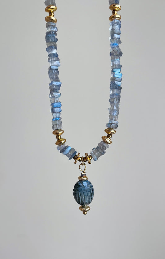 Collier grigri talisman scarabée Labradorite