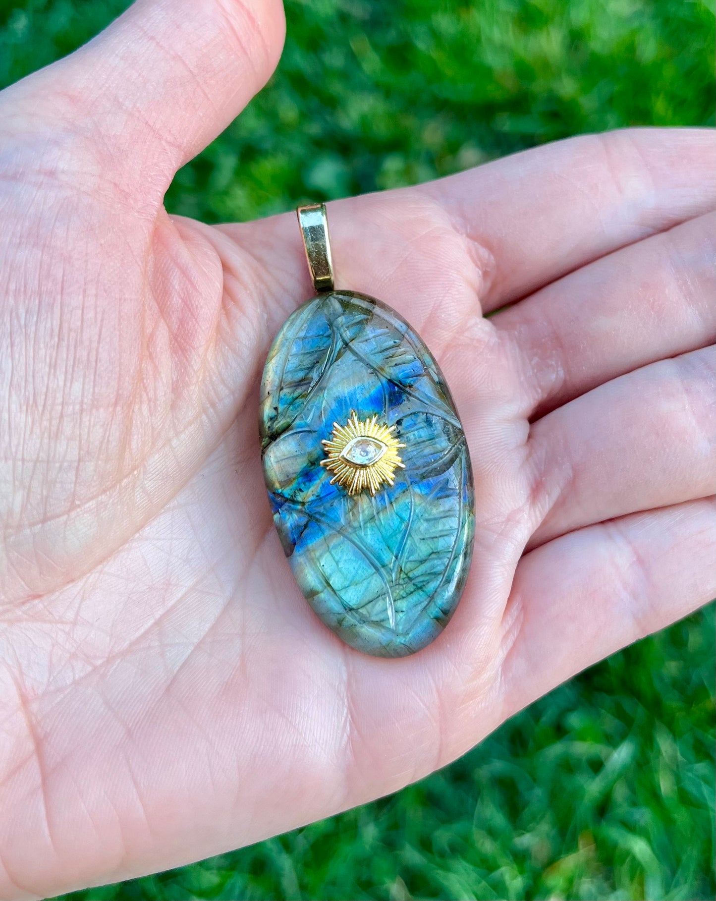 Pendentif amulette gravée Labradorite