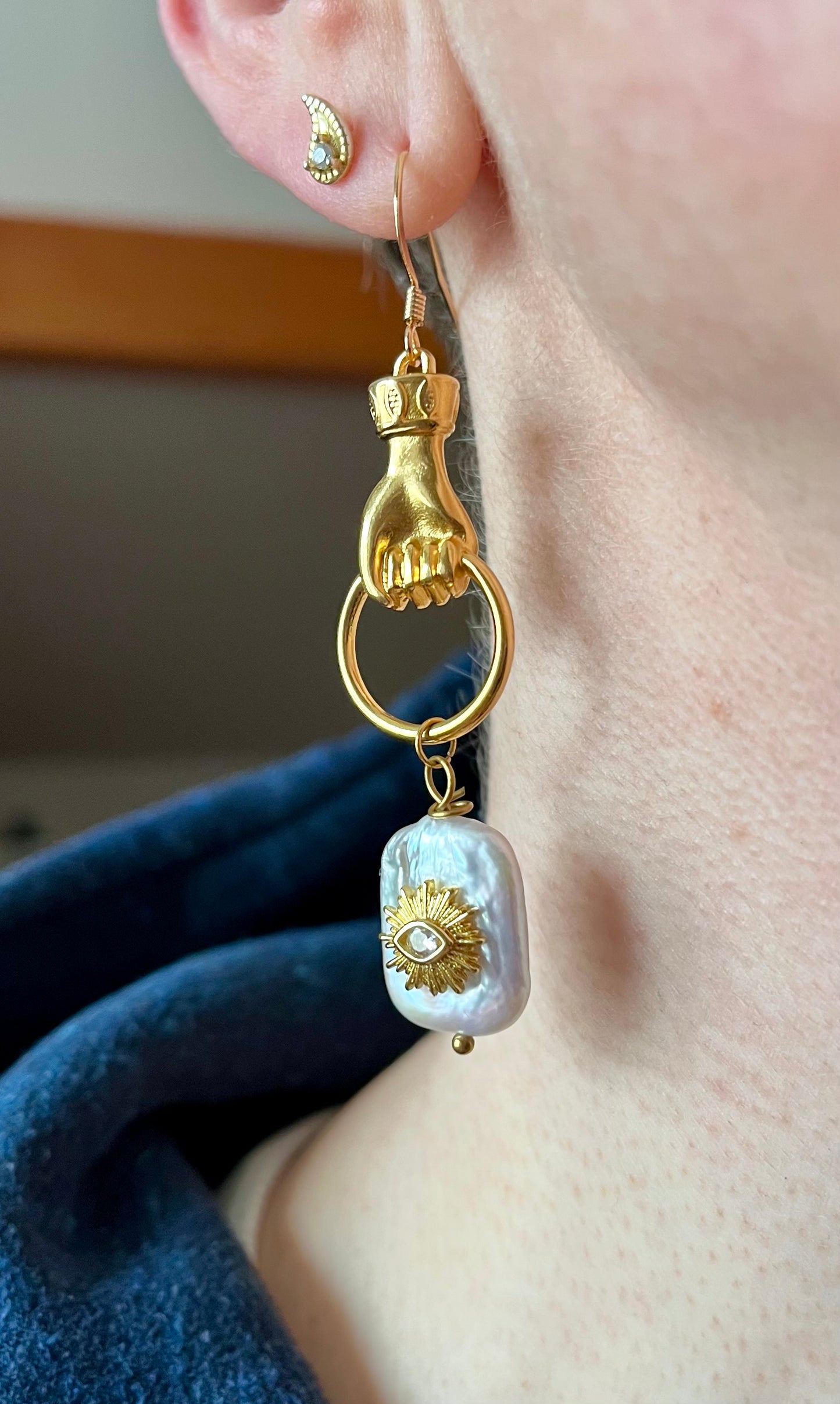 Mono boucle amulette Perle d’eau douce