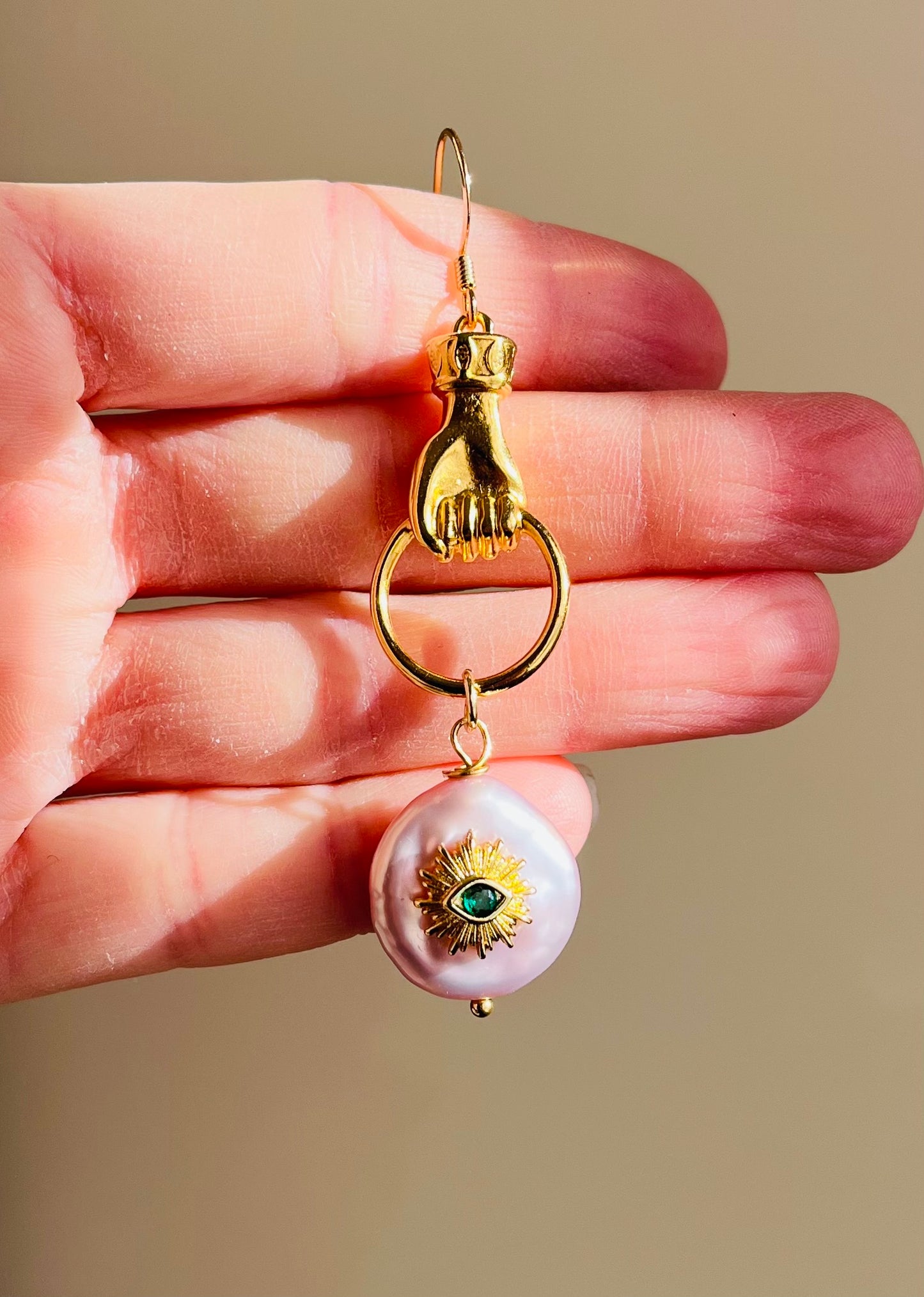 Mono boucle talisman Perle d’eau douce