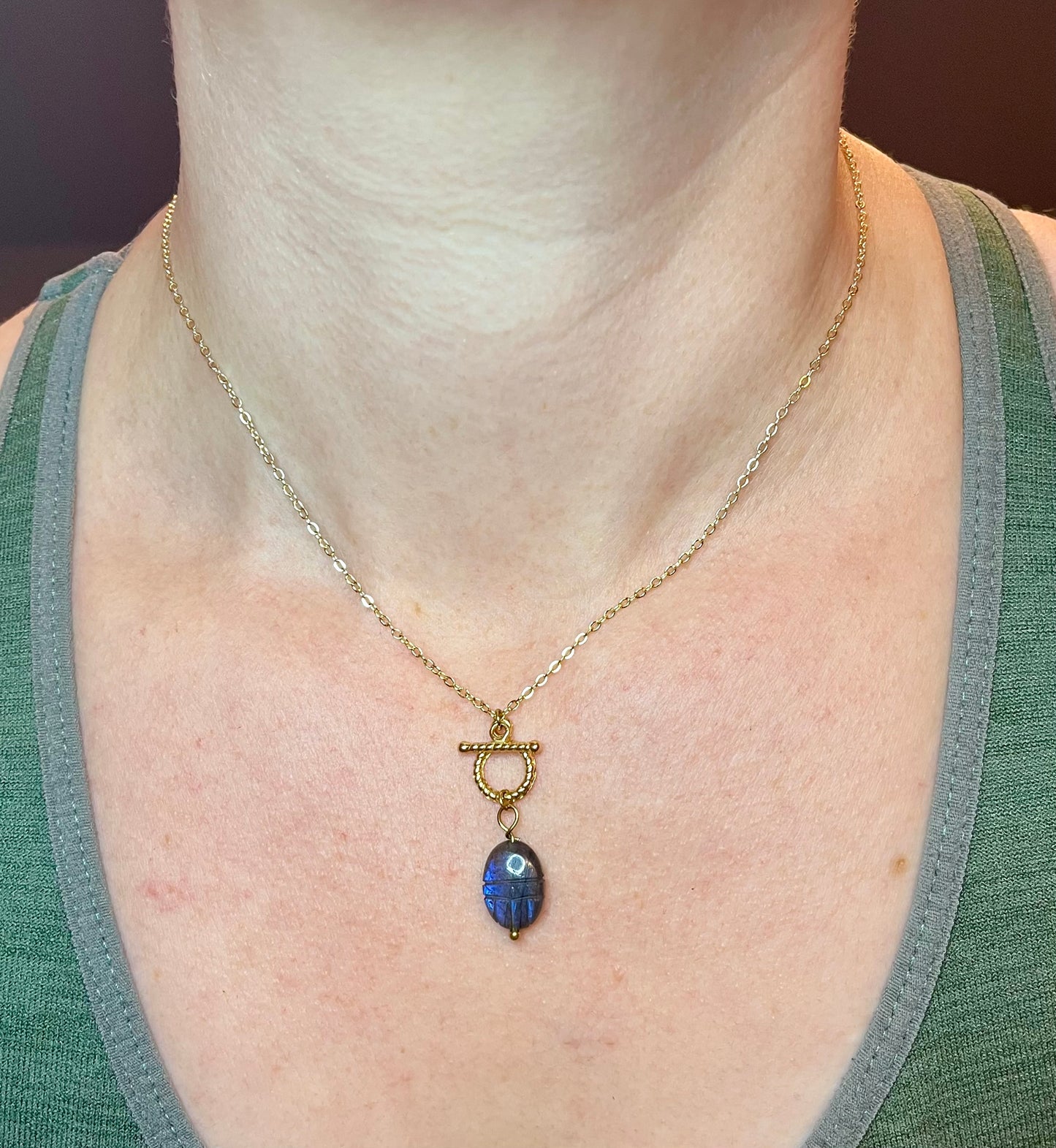 Collier amulette scarabée Labradorite protectrice