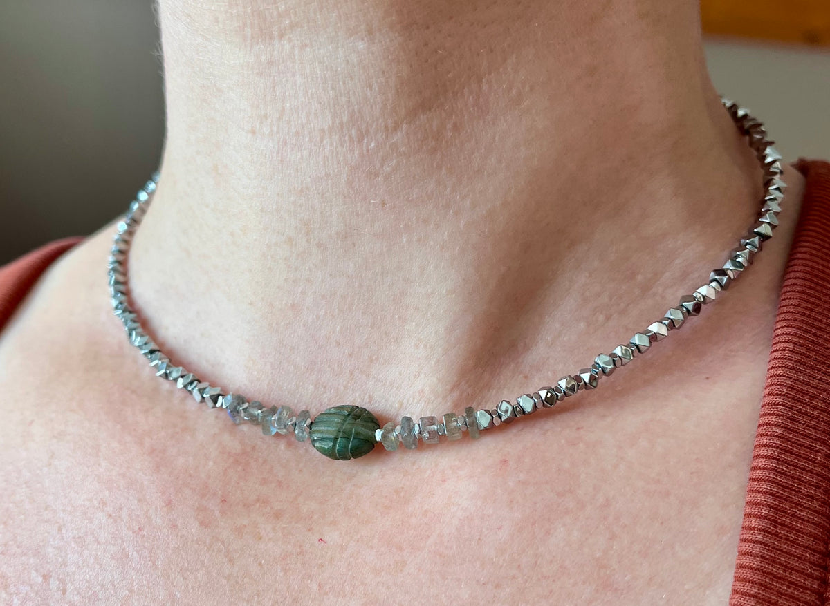 Collier talisman scarabée Labradorite et Hématites