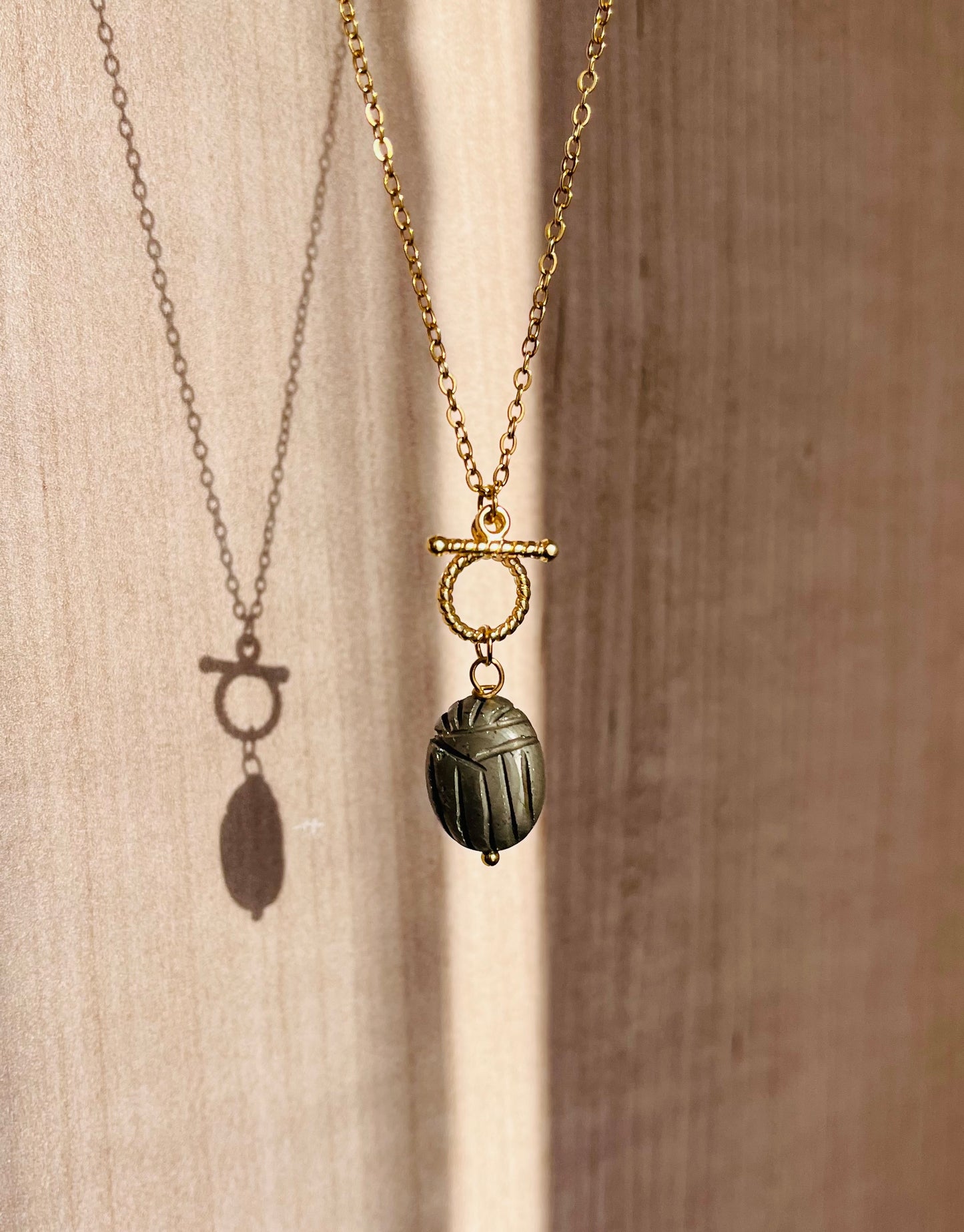 Collier amulette scarabée Pyrite