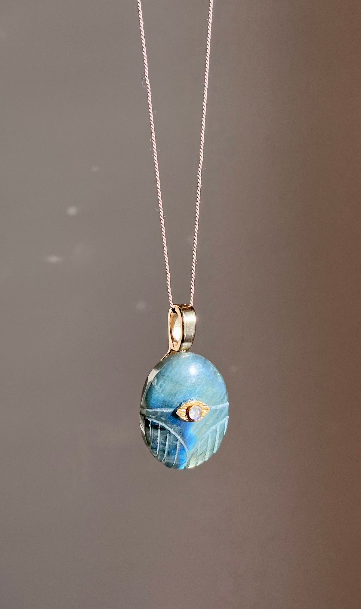 Sautoir amulette scarabée Labradorite