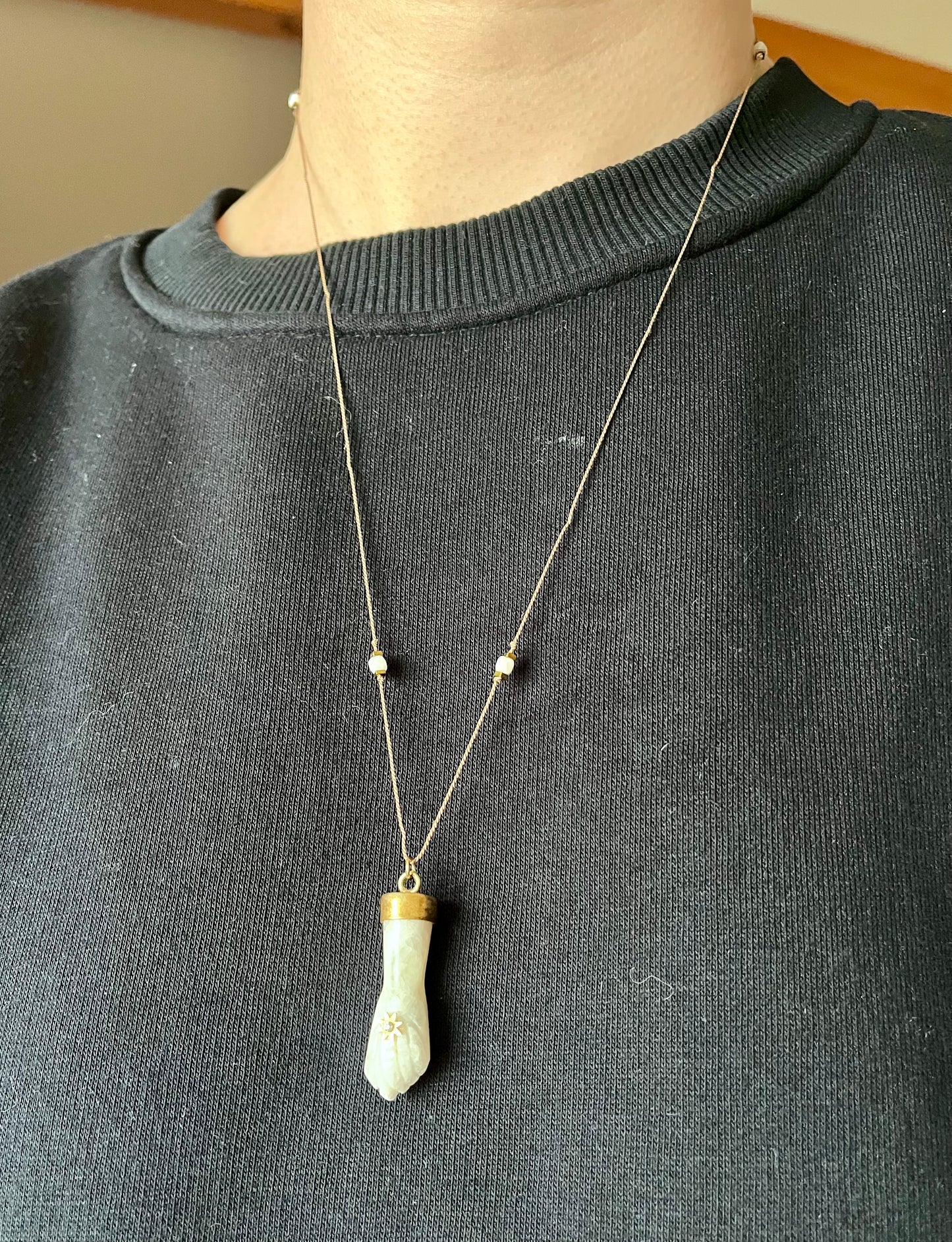 Collier sautoir talisman main protectrice Pierre de Lune