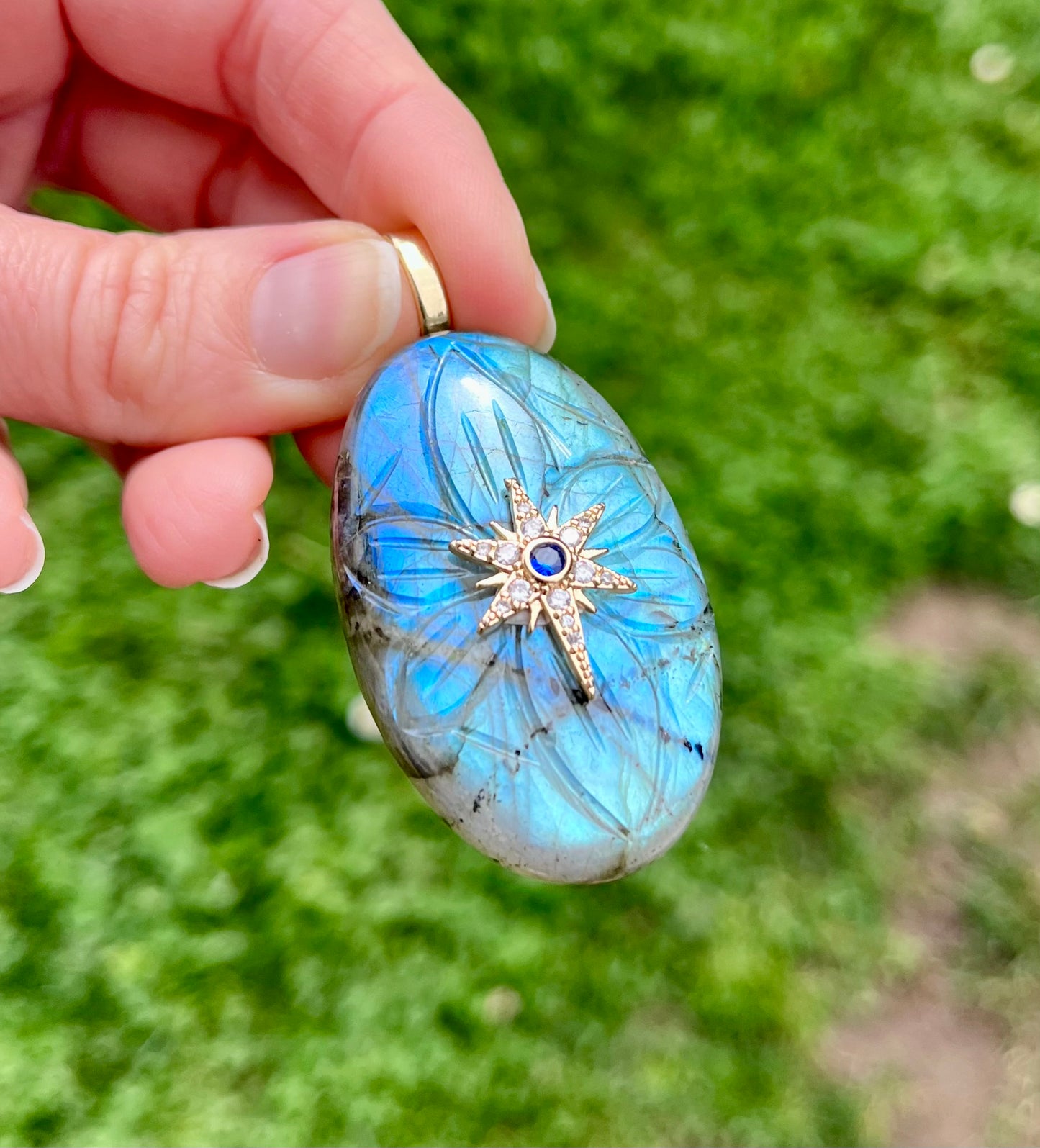 Pendentif talisman Labradorite bleue gravée