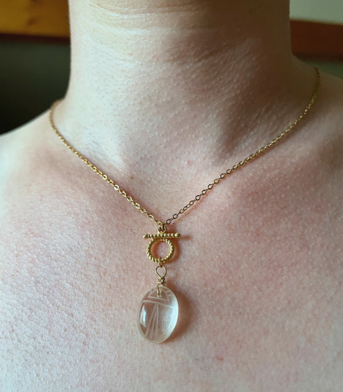 Collier Scarabée en cristal de roche – Bijou symbolique fait main