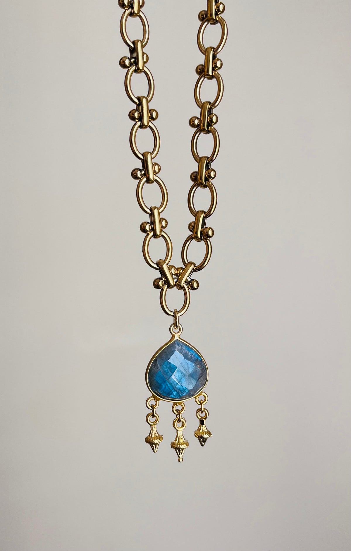 Collier grigri Labradorite bleue
