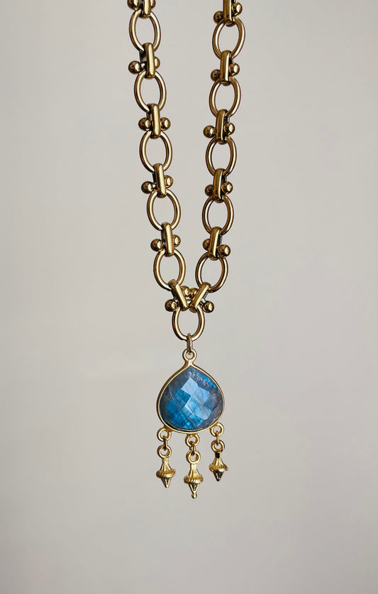 Collier grigri Labradorite bleue