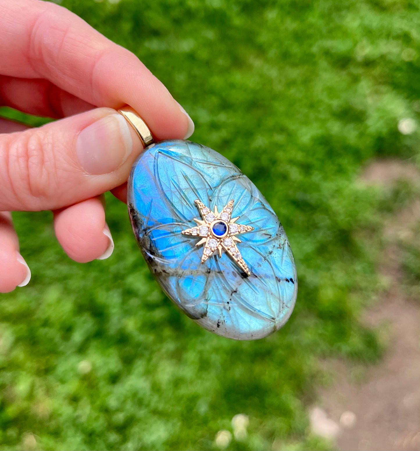 Pendentif talisman Labradorite bleue gravée