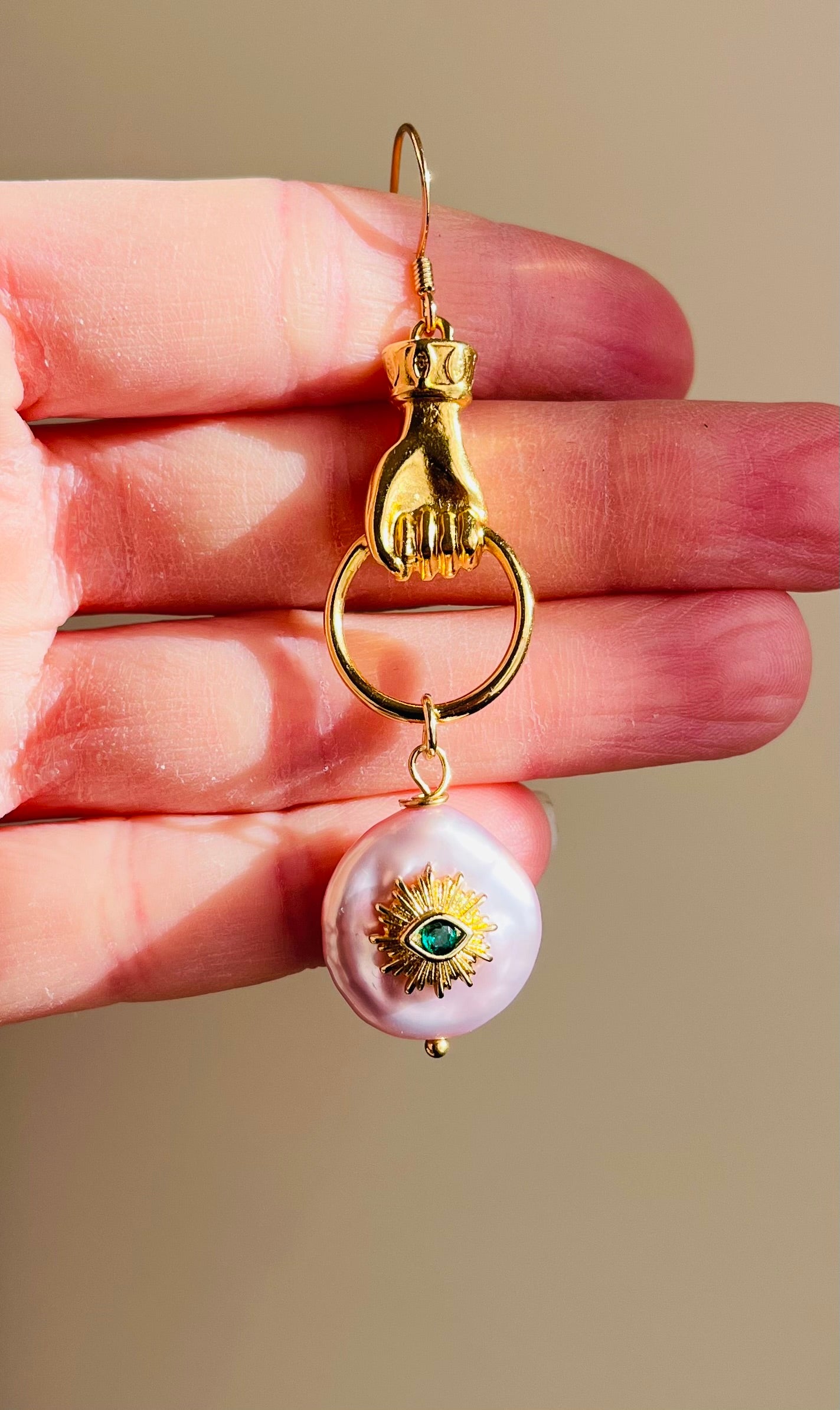 Mono boucle talisman Perle d’eau douce