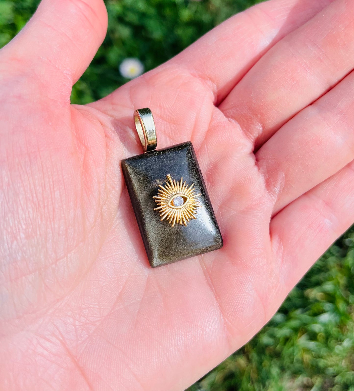 Pendentif amulette Obsidienne dorée