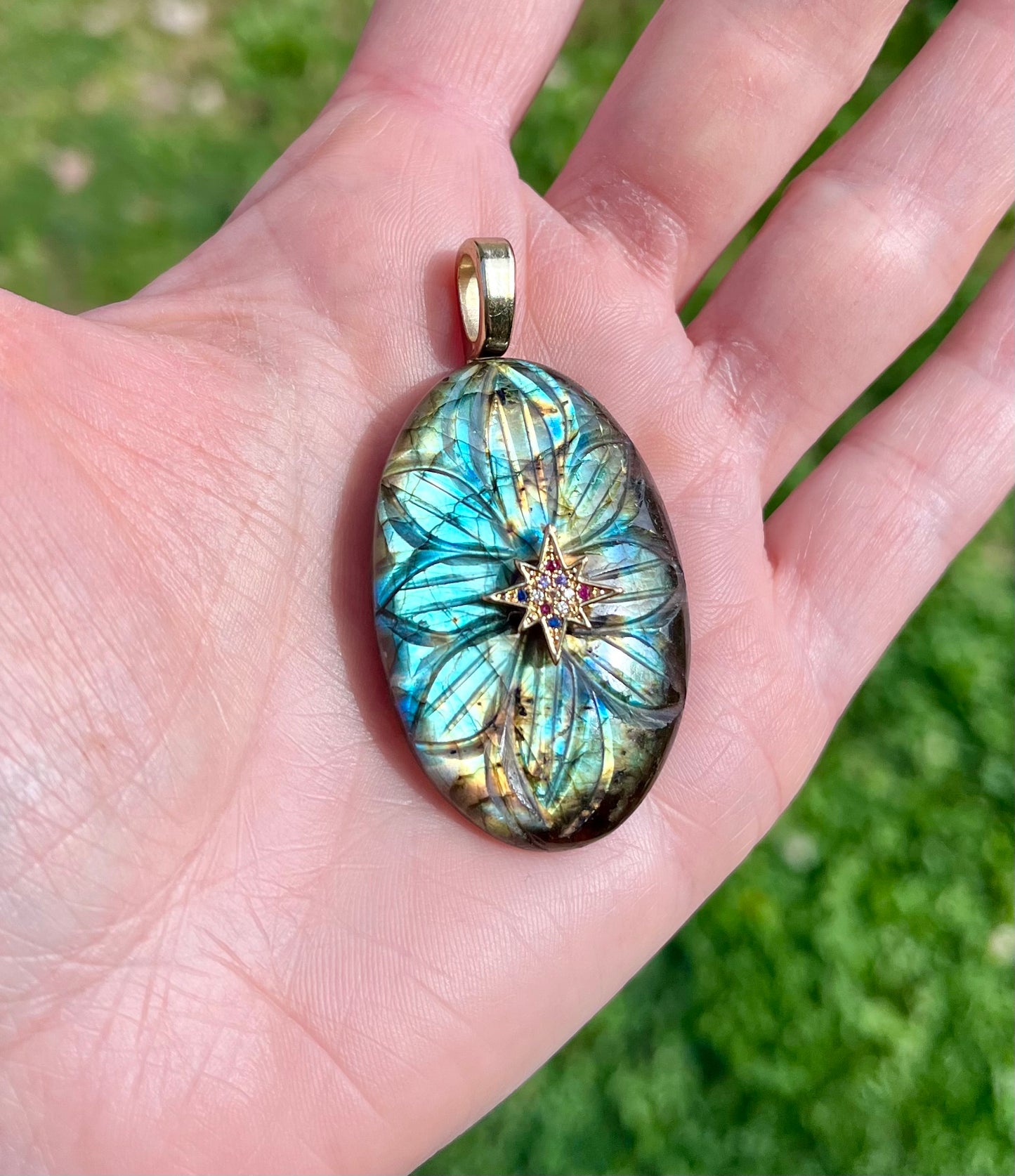 Pendentif talisman Labradorite bleue gravée