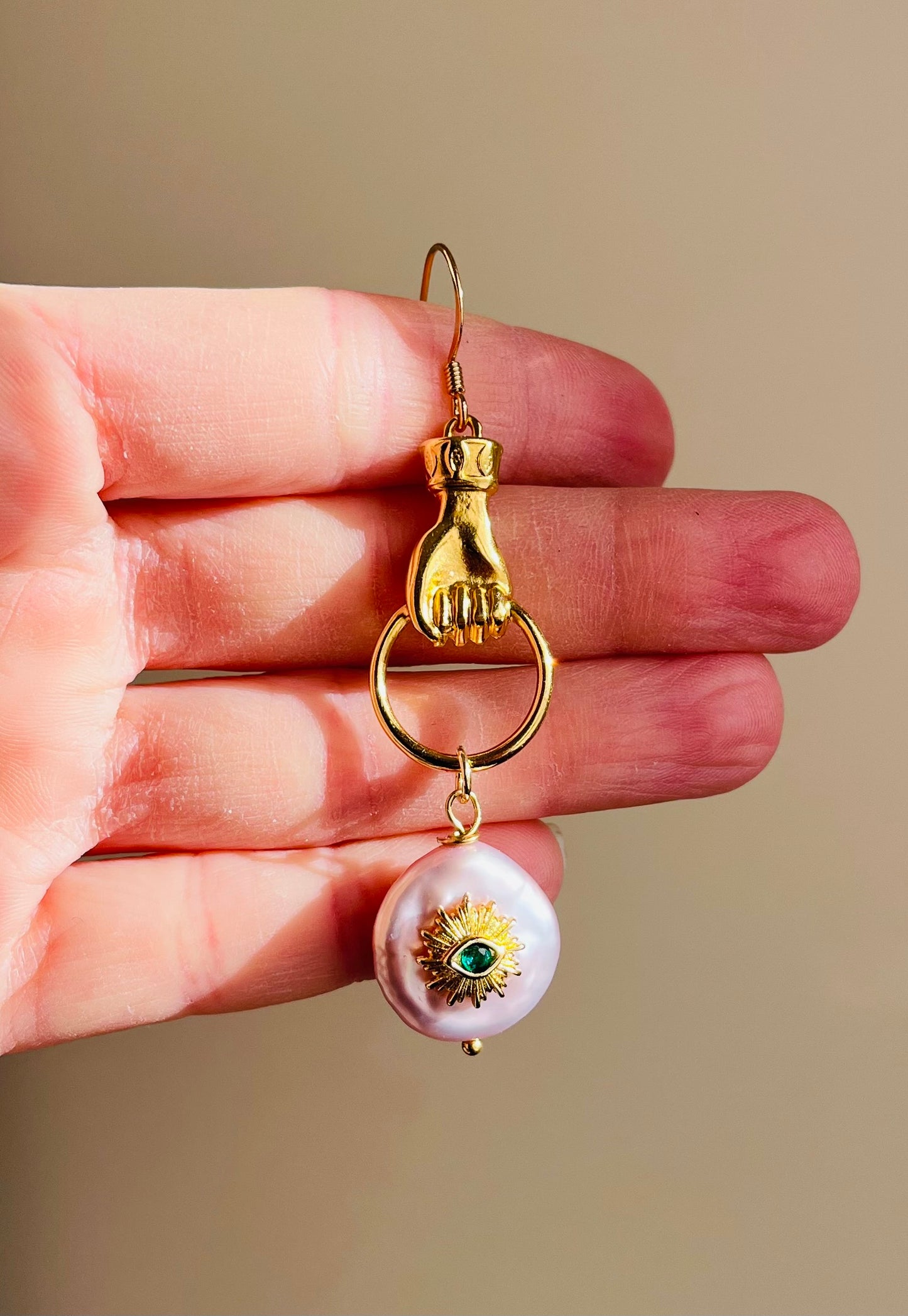 Mono boucle talisman Perle d’eau douce