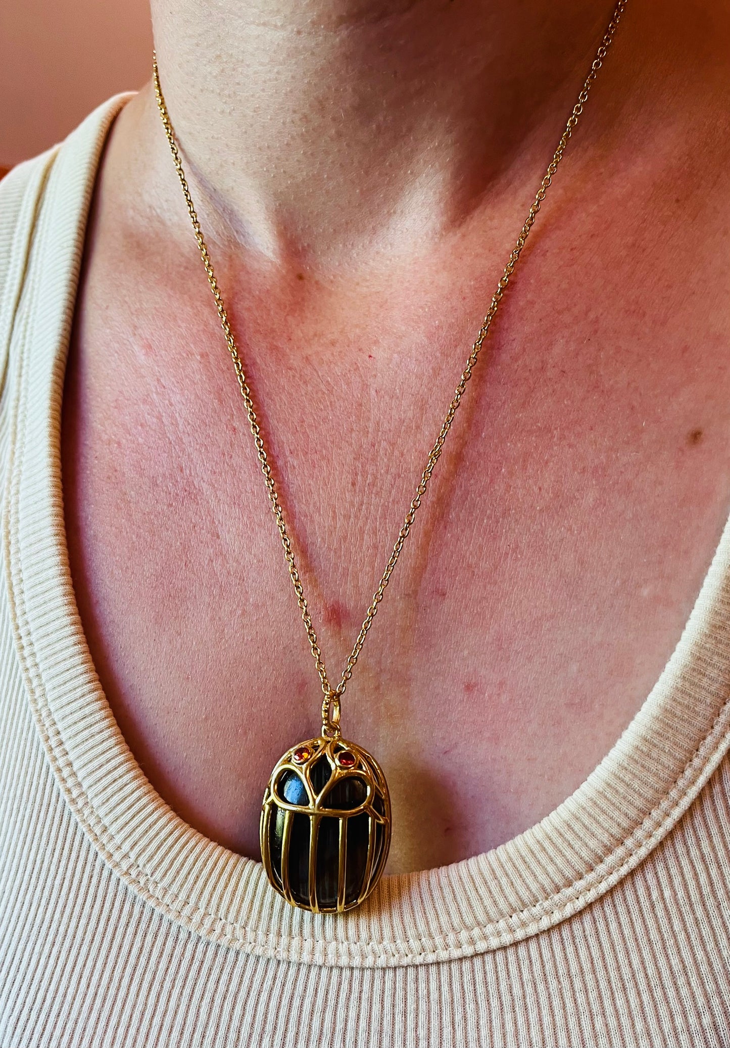 Collier amulette scarabée Labradorite