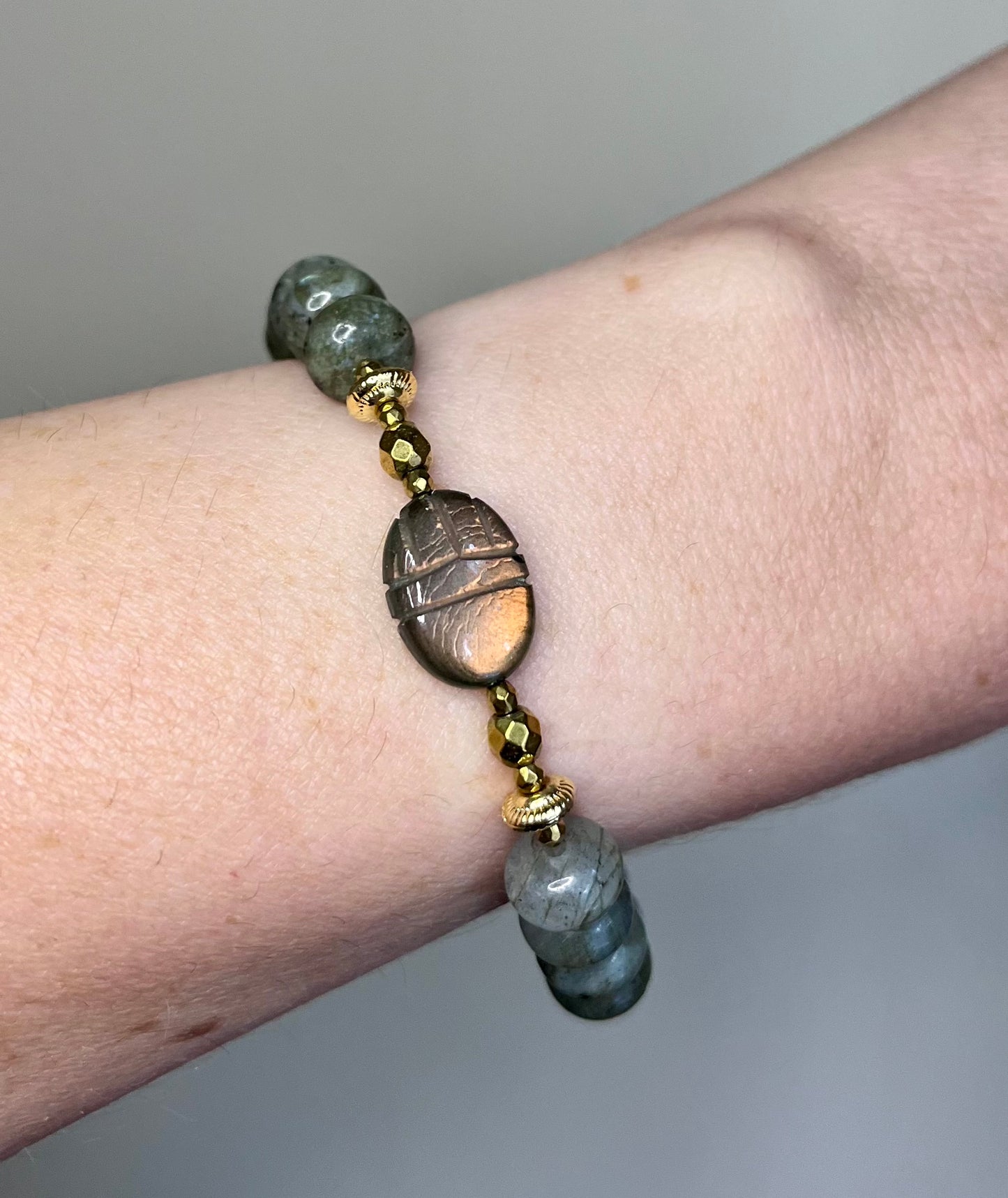 Bracelet amulette scarabée Labradorite