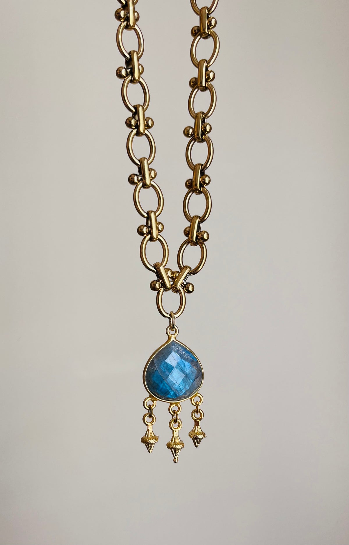 Collier grigri Labradorite bleue