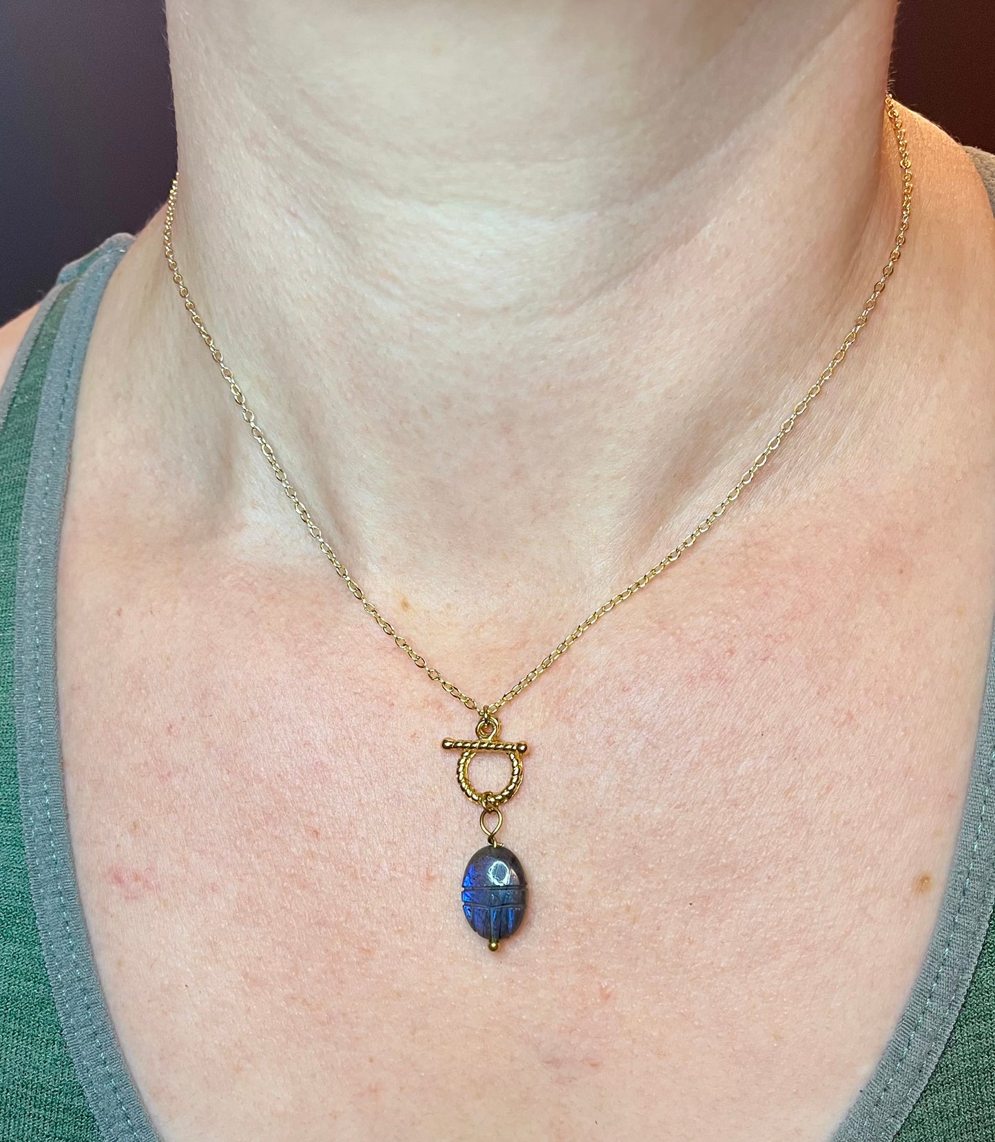 Collier amulette scarabée Labradorite protectrice