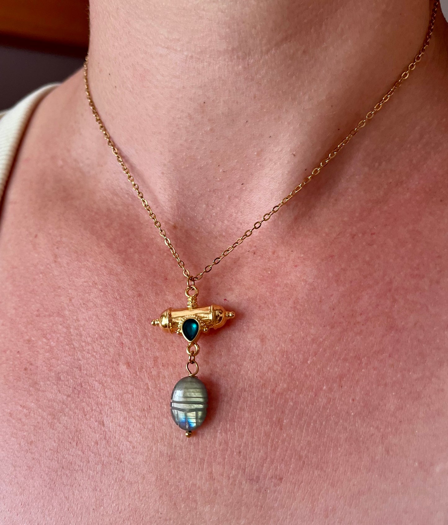 Collier grigri scarabée Labradorite