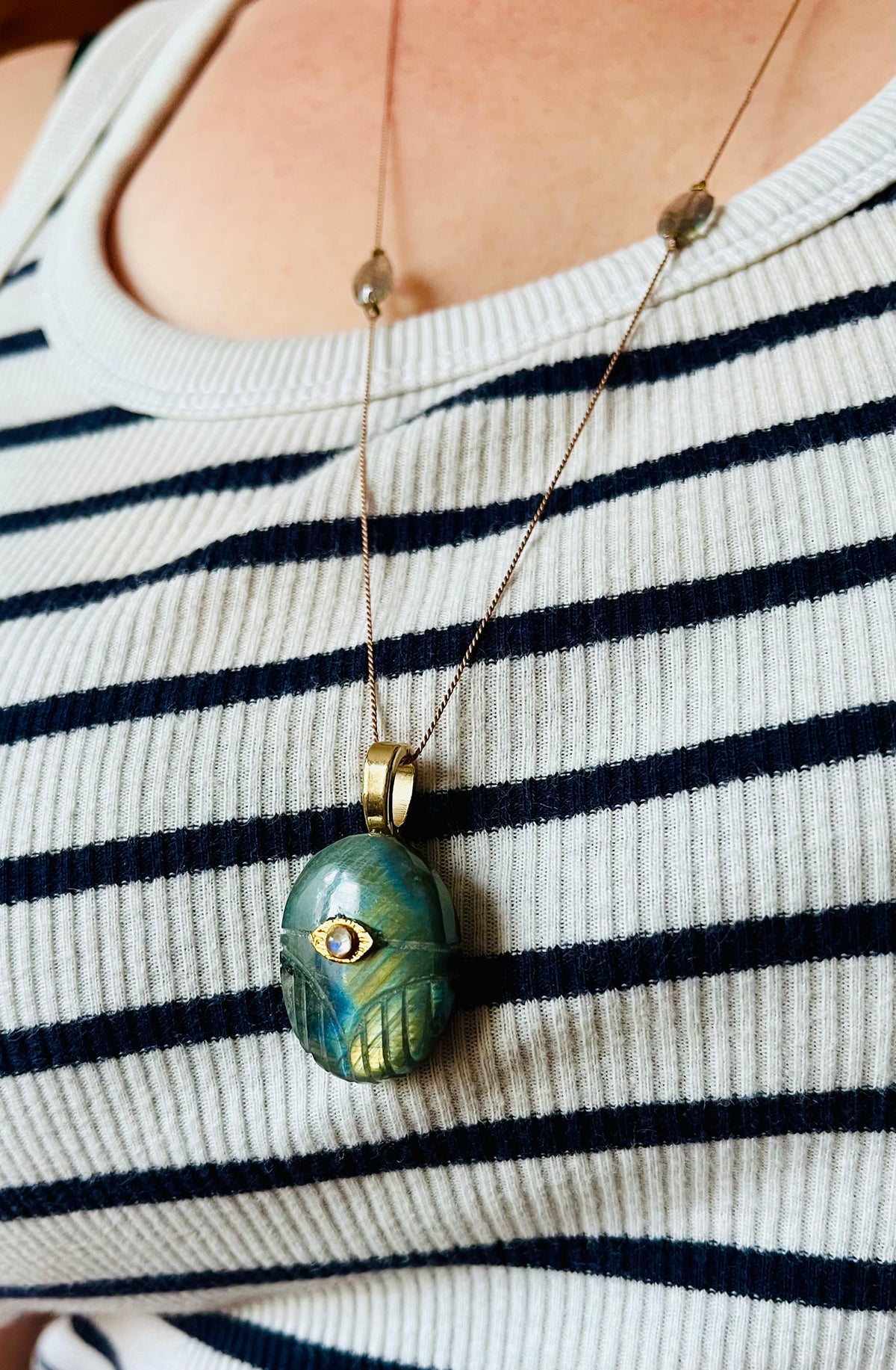 Sautoir amulette scarabée Labradorite