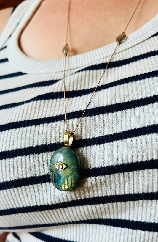 Sautoir amulette scarabée Labradorite