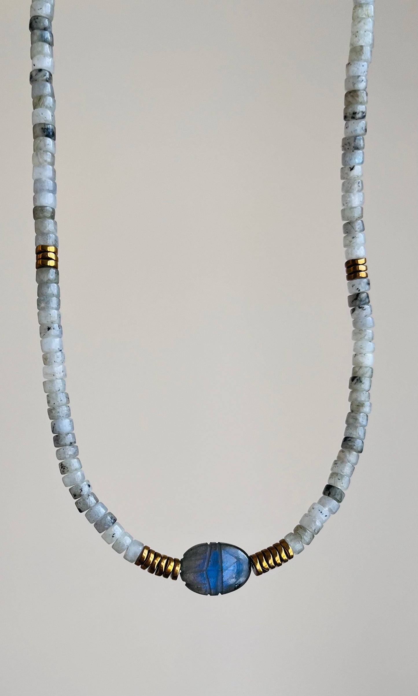 Collier amulette scarabée Labradorite