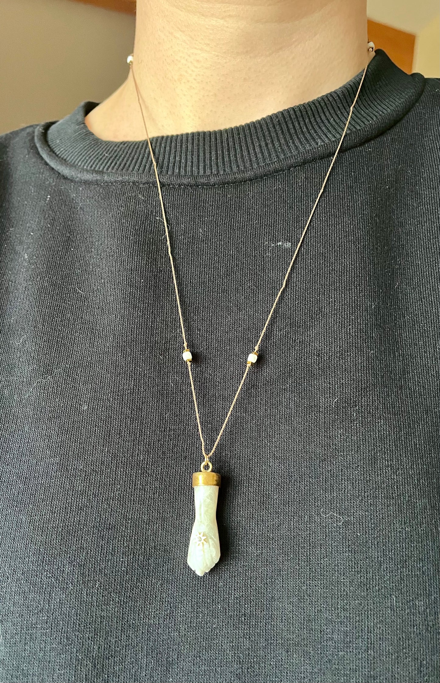 Collier sautoir talisman main protectrice Pierre de Lune