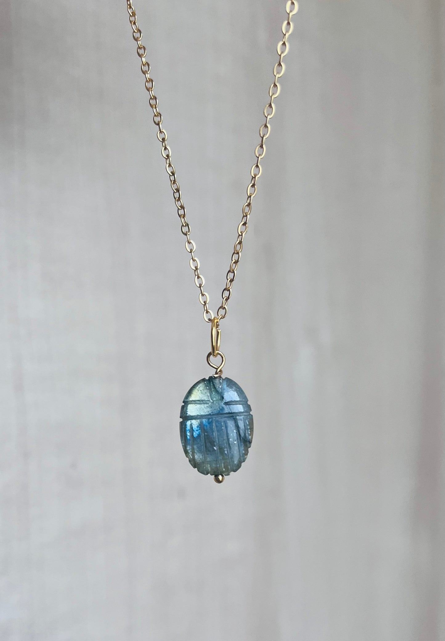 Collier sautoir amulette scarabée Labradorite