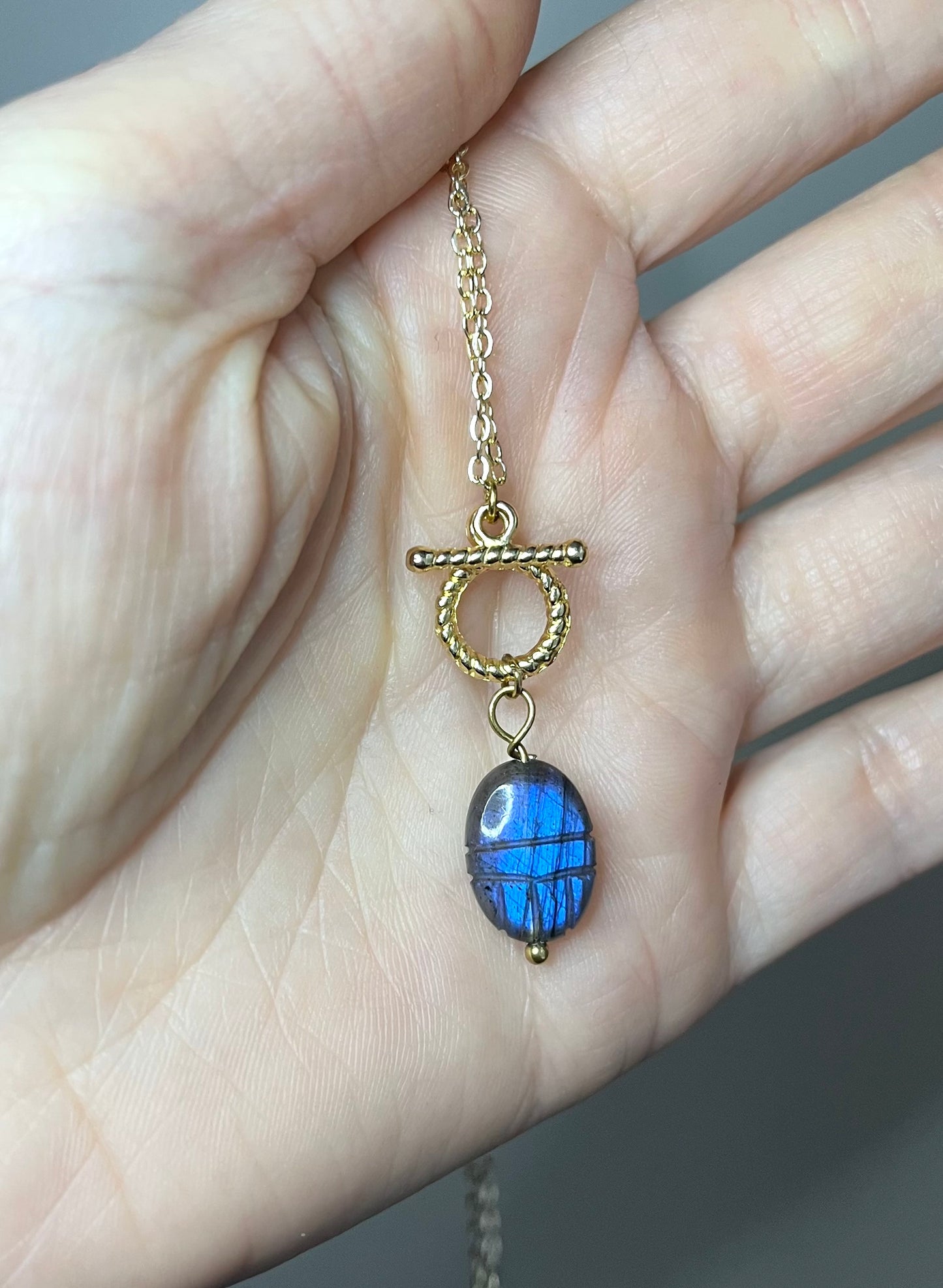 Collier amulette scarabée Labradorite protectrice