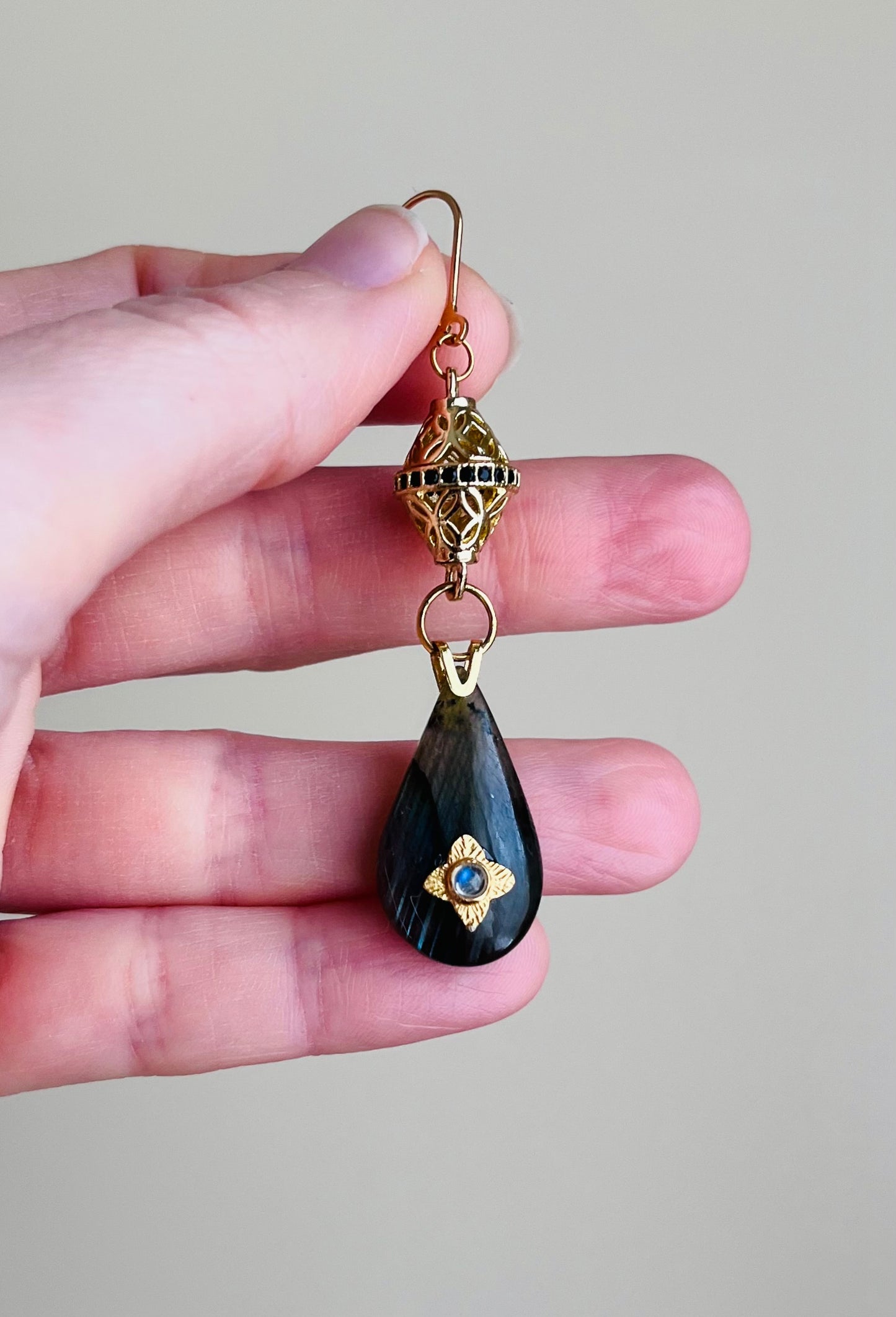 Mono boucle amulette goutte Labradorite