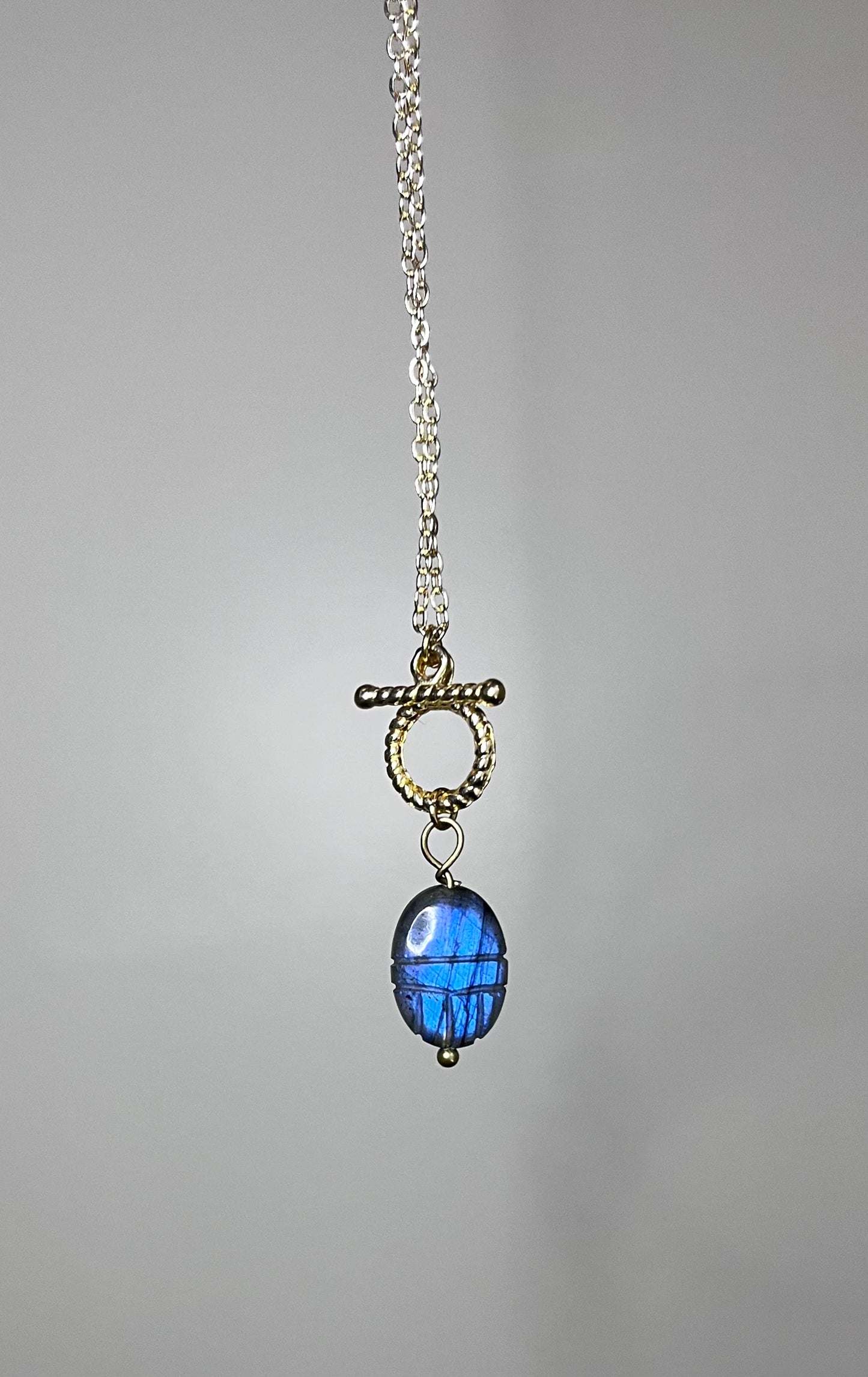 Collier amulette scarabée Labradorite protectrice