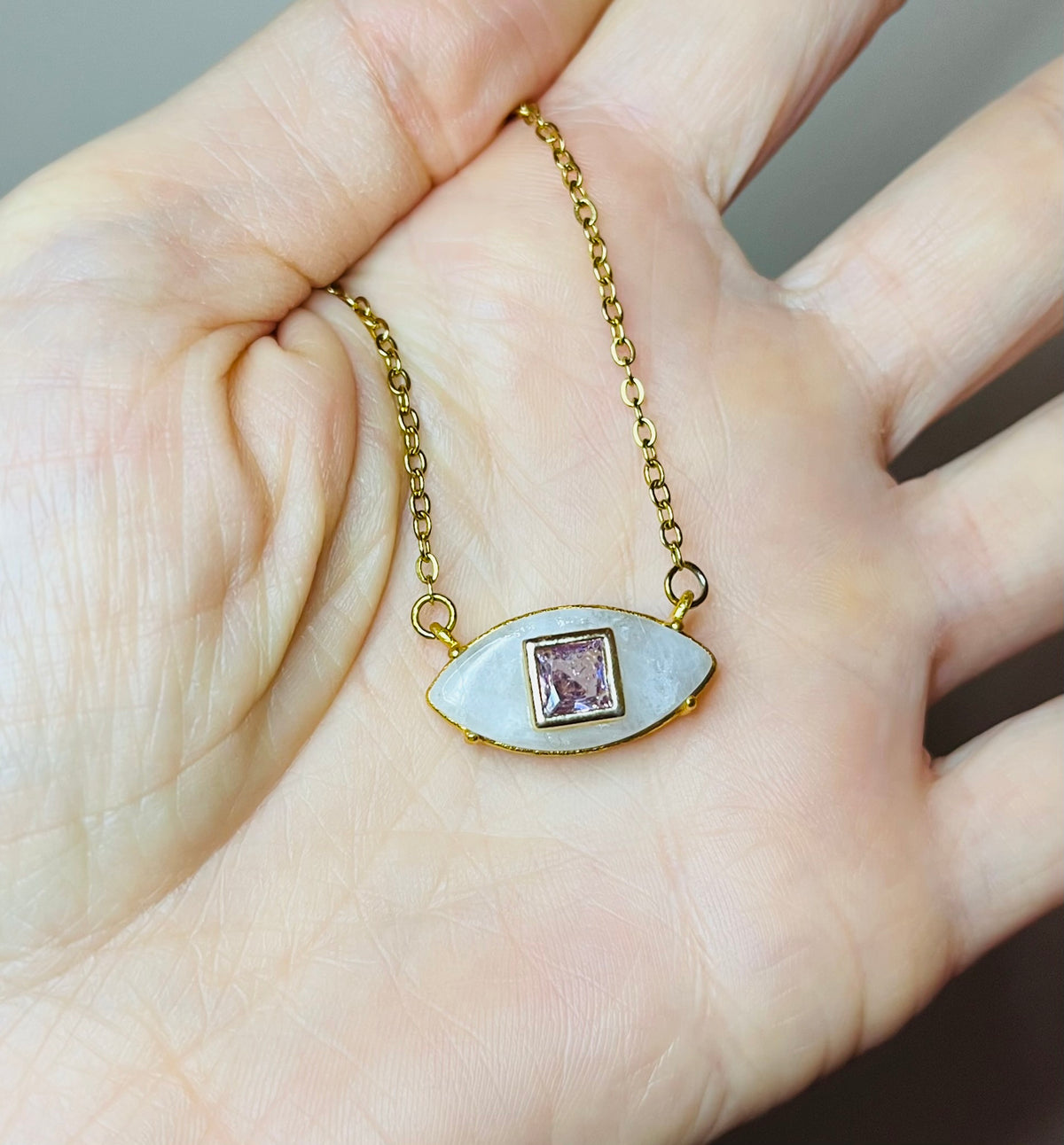 Collier amulette œil Pierre de Lune
