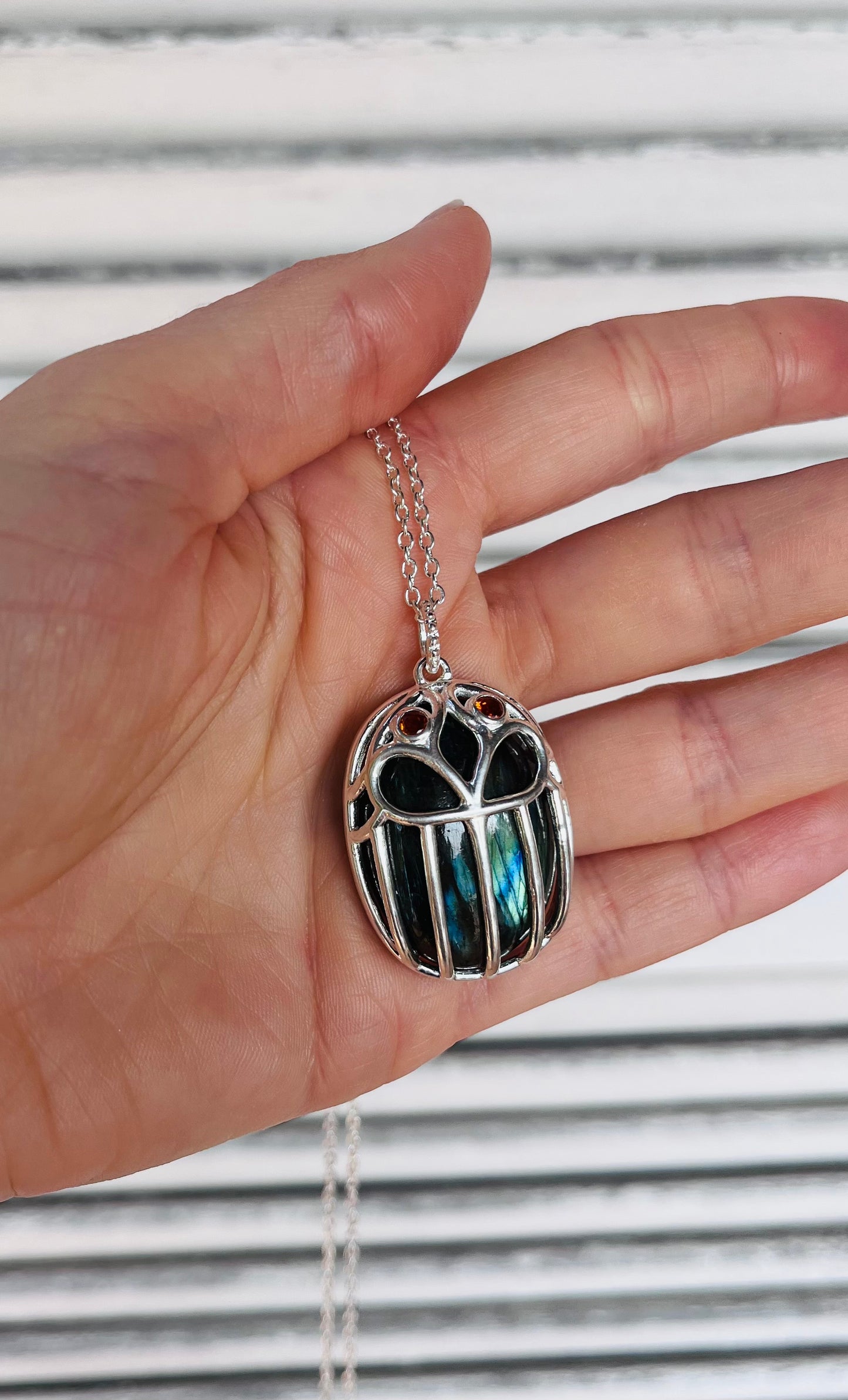 Collier Talisman Scarabée Labradorite