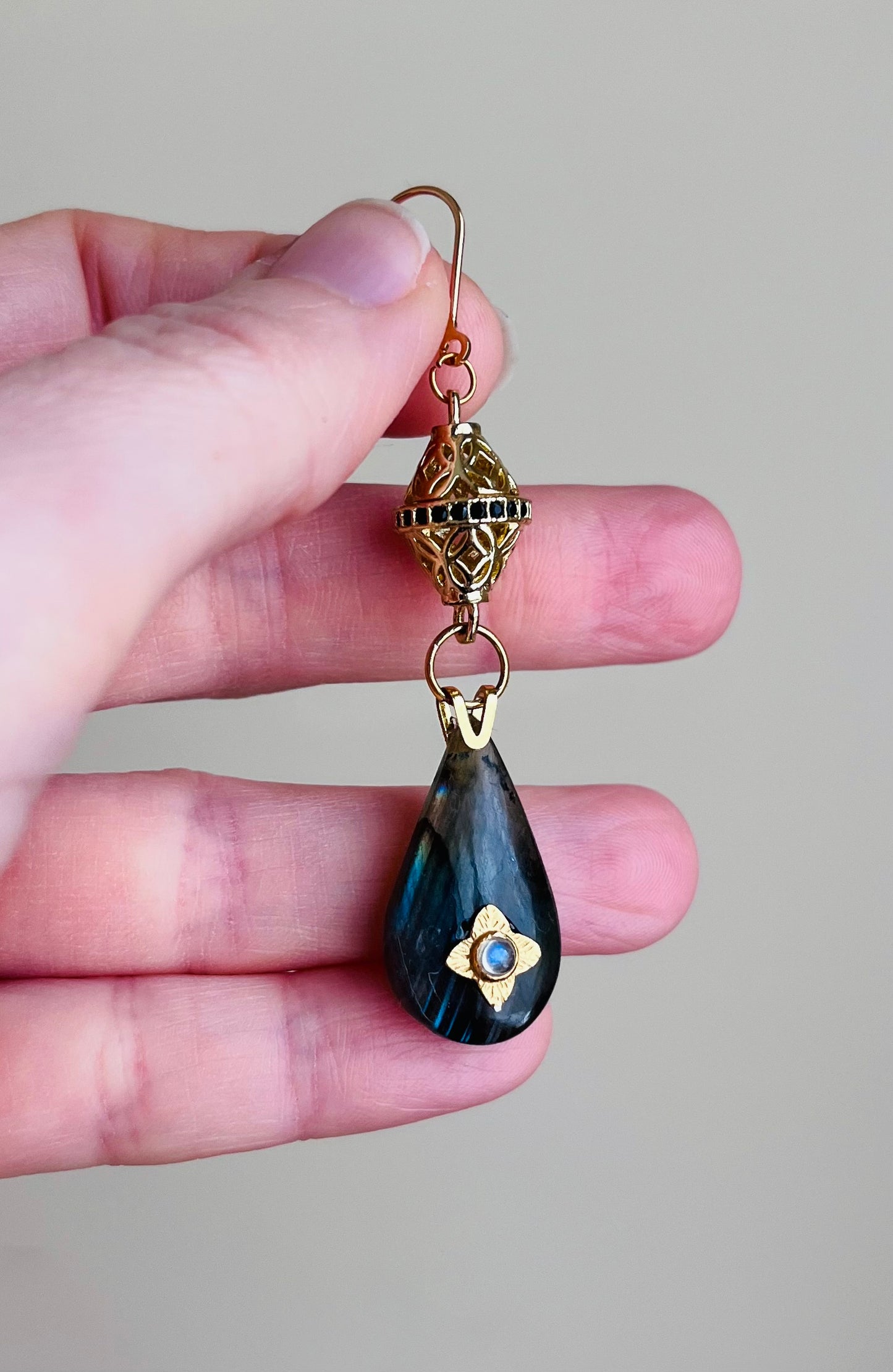 Mono boucle amulette goutte Labradorite