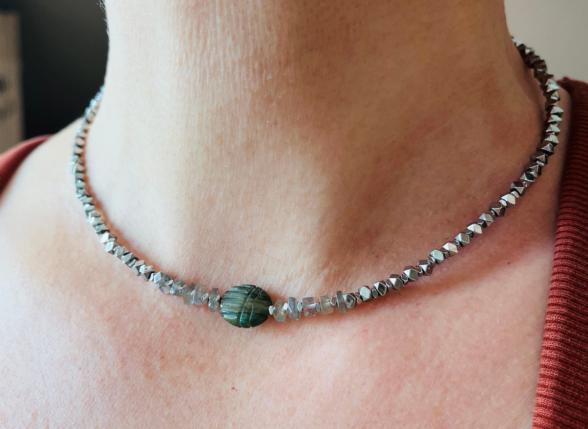 Collier talisman scarabée Labradorite et Hématites
