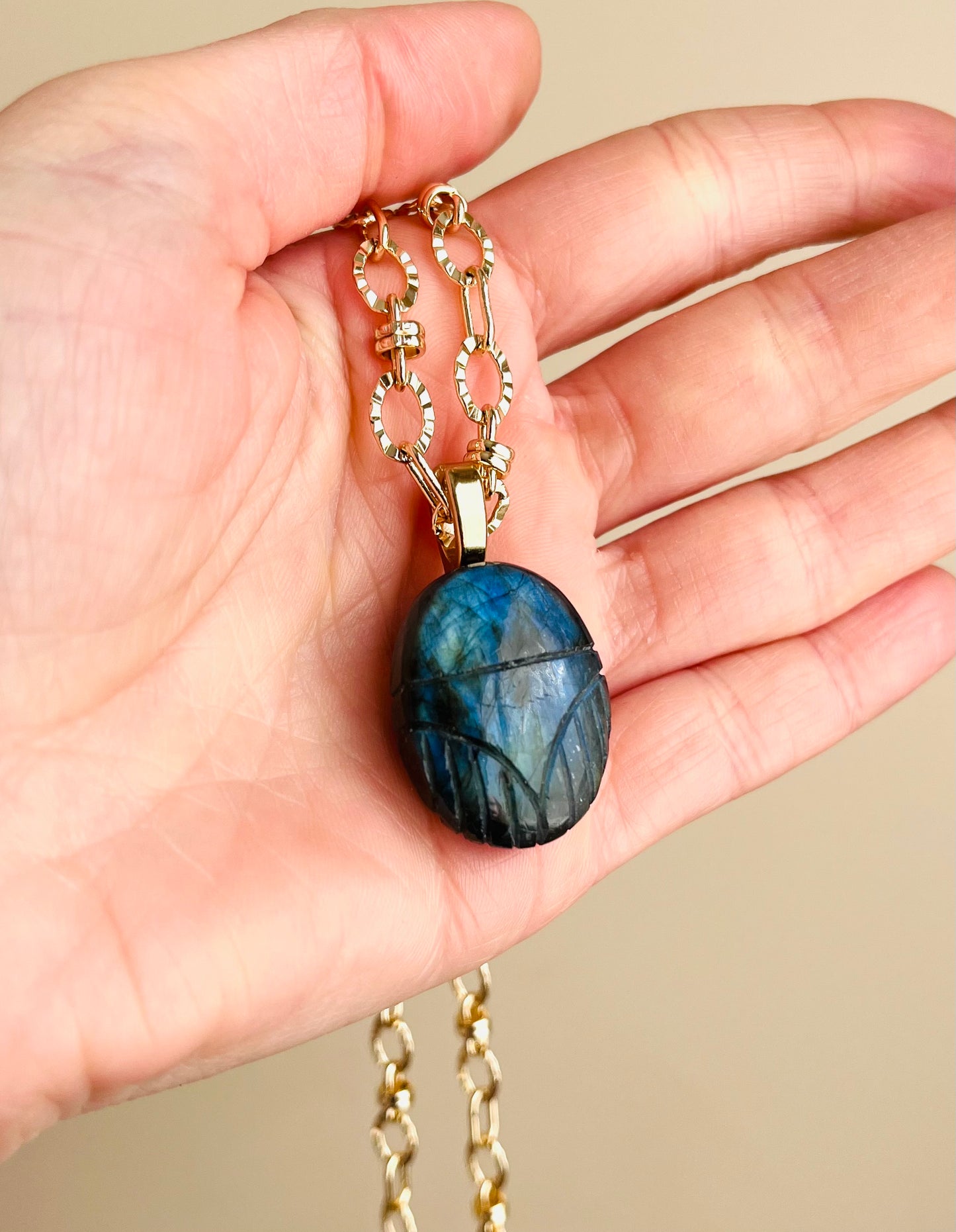 Collier talisman scarabée Labradorite