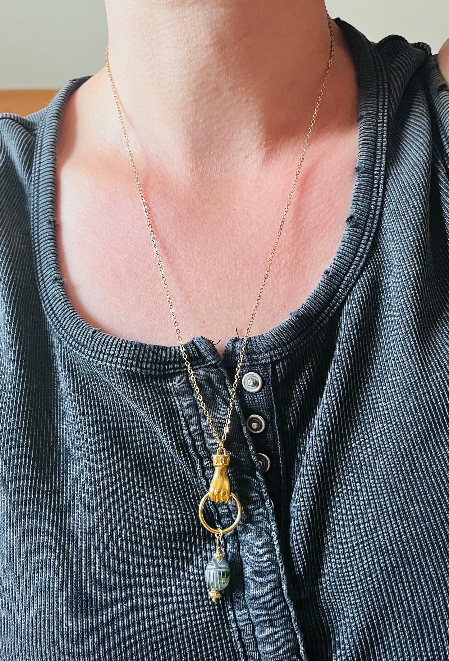 Collier sautoir amulette scarabée Labradorite