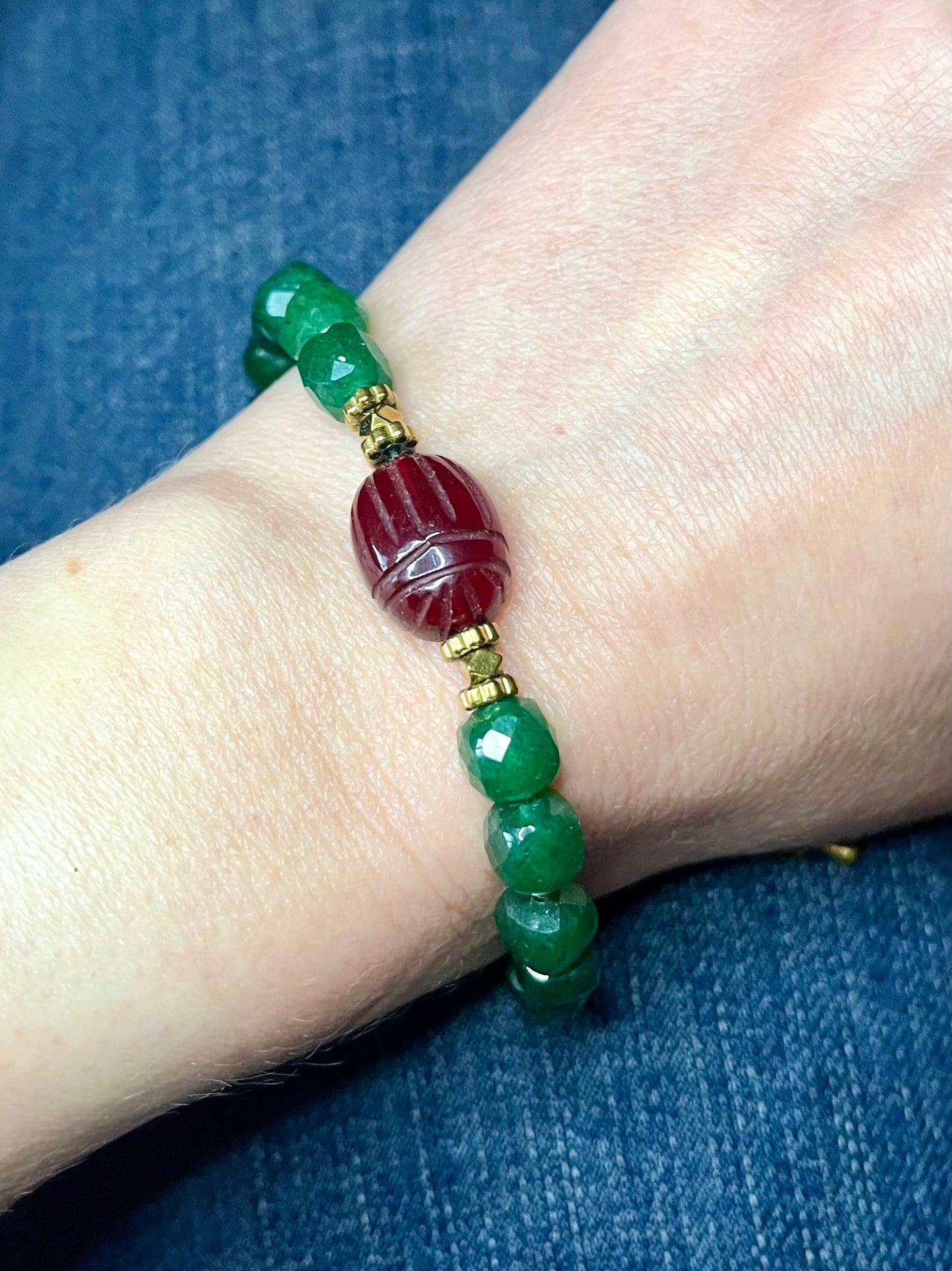 Bracelet talisman scarabée Grenat et Onyx vert