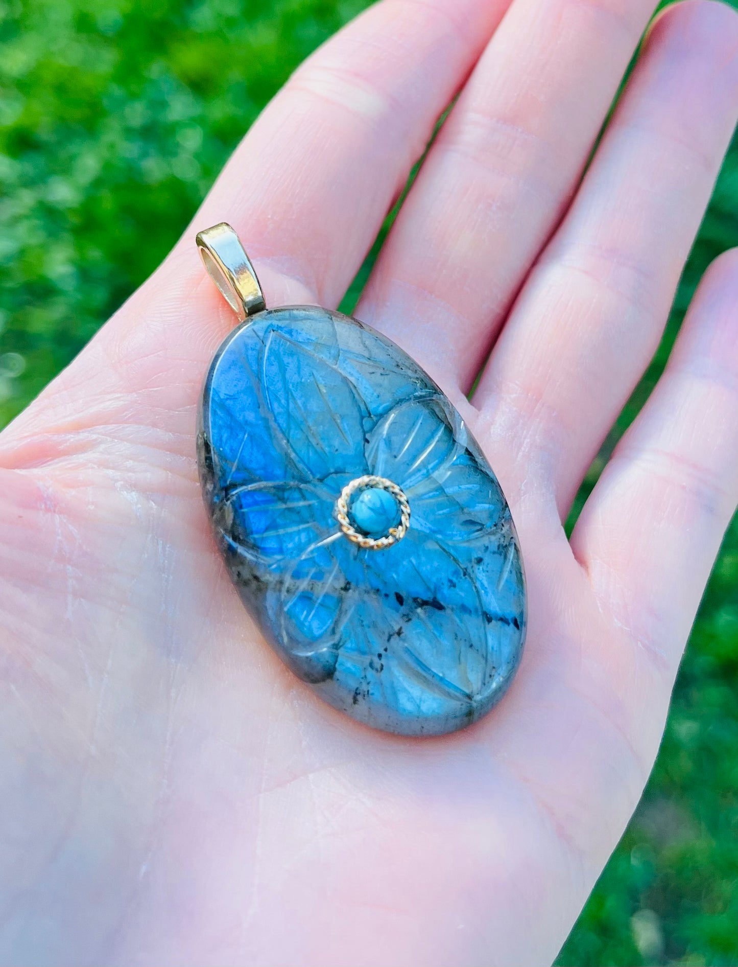 Pendentif gravé Labradorite